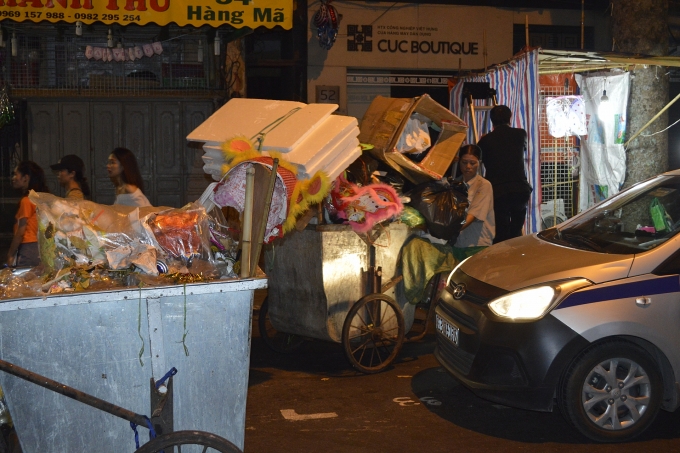 Nỗi vất vả của công nhân vệ sinh môi trường dọn rác trong đêm Trung Thu noi vat va cua cong nhan ve sinh moi truong don rac dem trung thu
