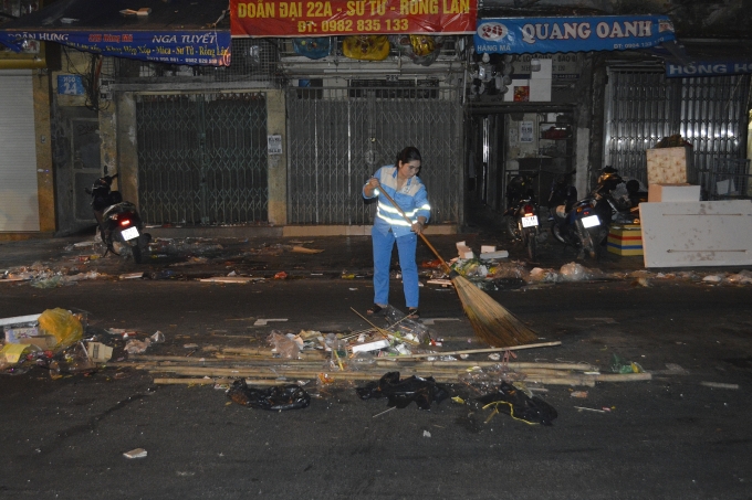 Nỗi vất vả của công nhân vệ sinh môi trường dọn rác trong đêm Trung Thu noi vat va cua cong nhan ve sinh moi truong don rac dem trung thu