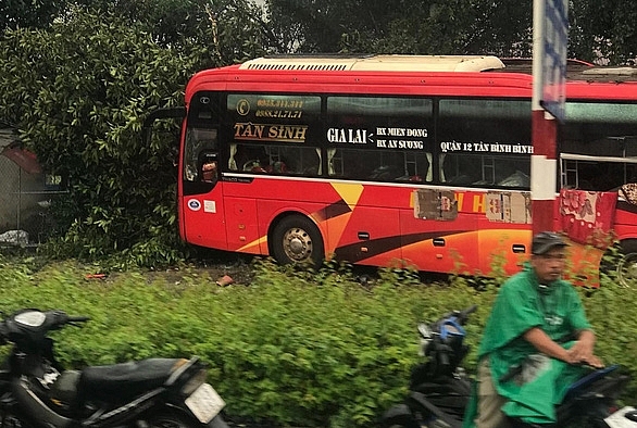 giai cuu hang chuc nguoi mac ket trong xe khach bi tai nan