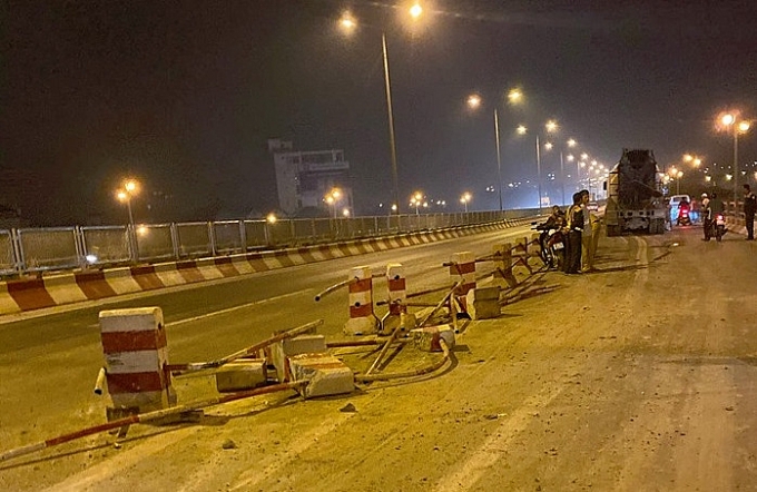 xe tron be tong ui bay dai phan cach tren cau thanh tri