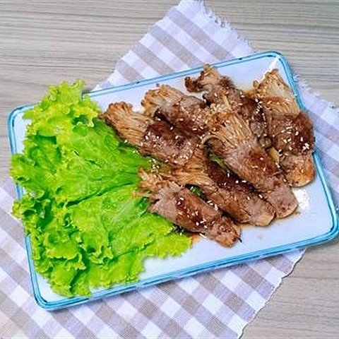 Bò cuốn nấm kim châm áp chảo bo cuon nam kim cham ap chao