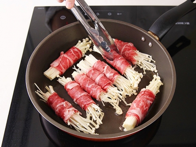 Bò cuốn nấm kim châm áp chảo bo cuon nam kim cham ap chao