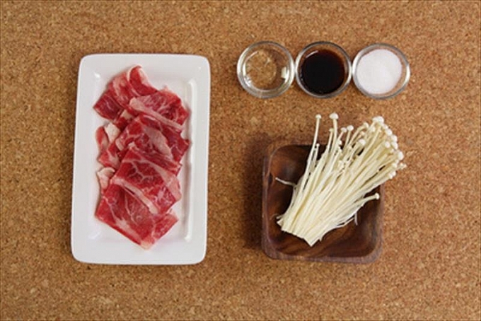 Bò cuốn nấm kim châm áp chảo bo cuon nam kim cham ap chao