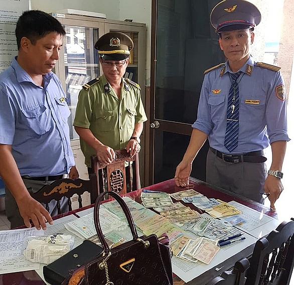 Nhân viên đường sắt trả lại hàng chục triệu cho khách để quên nhan vien duong sat tra lai hang chuc trieu cho khach de quen