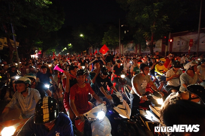 Đường phố chật cứng dòng người mừng chiến thắng của tuyển Việt Nam duong pho chat cung dong nguoi mung chien thang cua tuyen viet nam