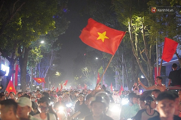 Đường phố chật cứng dòng người mừng chiến thắng của tuyển Việt Nam duong pho chat cung dong nguoi mung chien thang cua tuyen viet nam