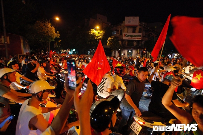 Đường phố chật cứng dòng người mừng chiến thắng của tuyển Việt Nam duong pho chat cung dong nguoi mung chien thang cua tuyen viet nam