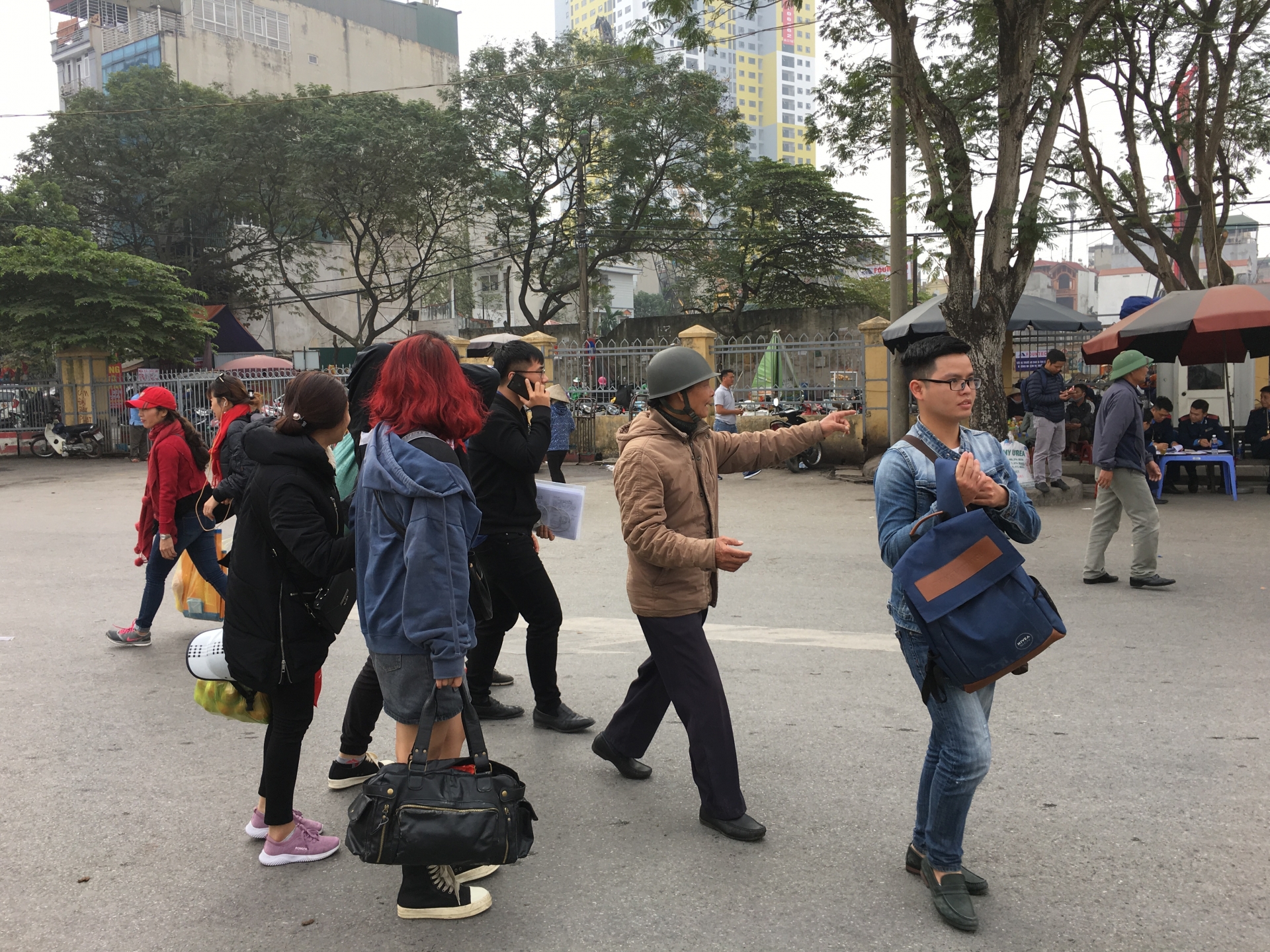 nguoi lao dong tro lai thu do sau nghi tet ben xe giap bat dong bat thuong