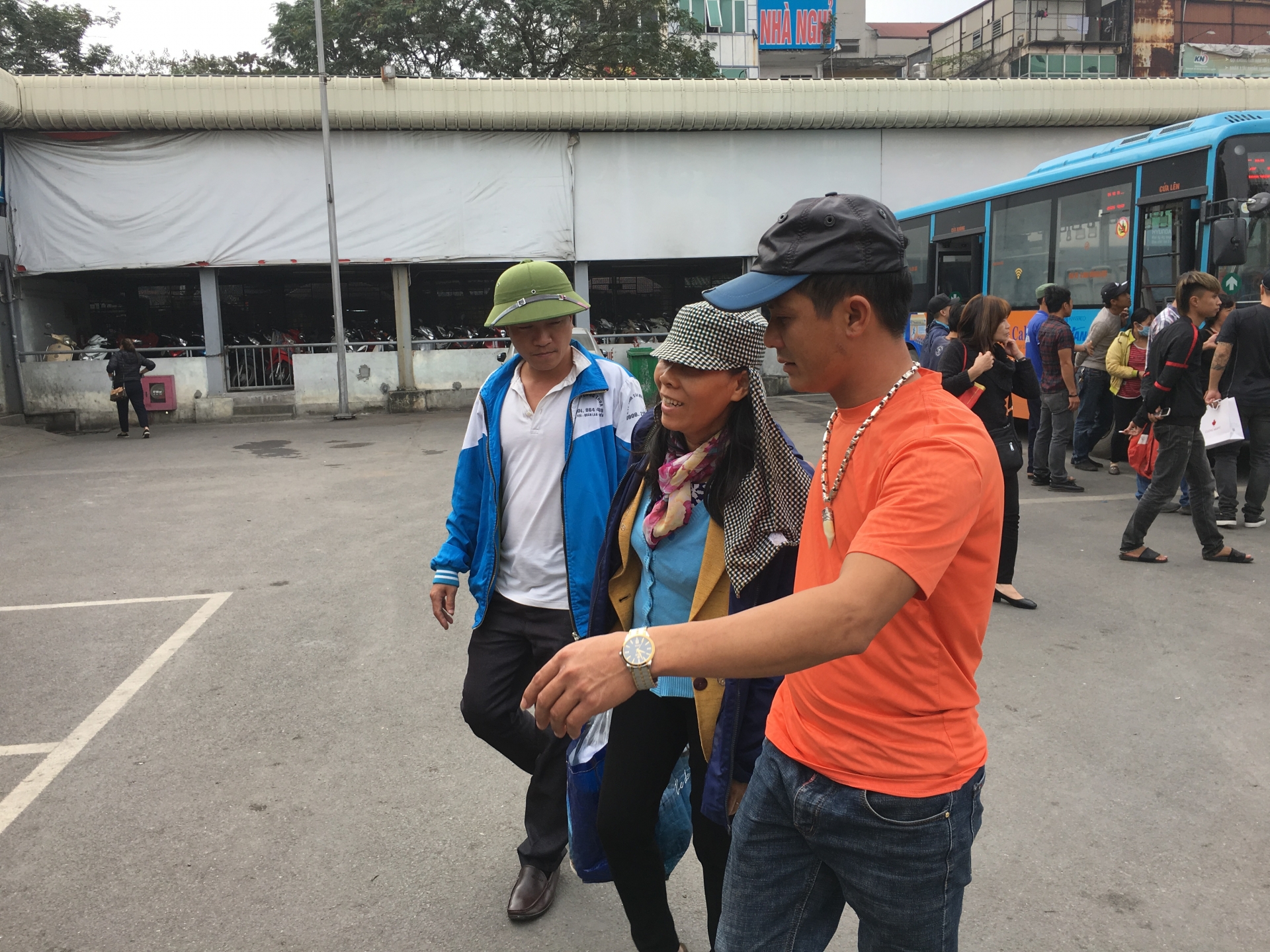 nguoi lao dong tro lai thu do sau nghi tet ben xe giap bat dong bat thuong