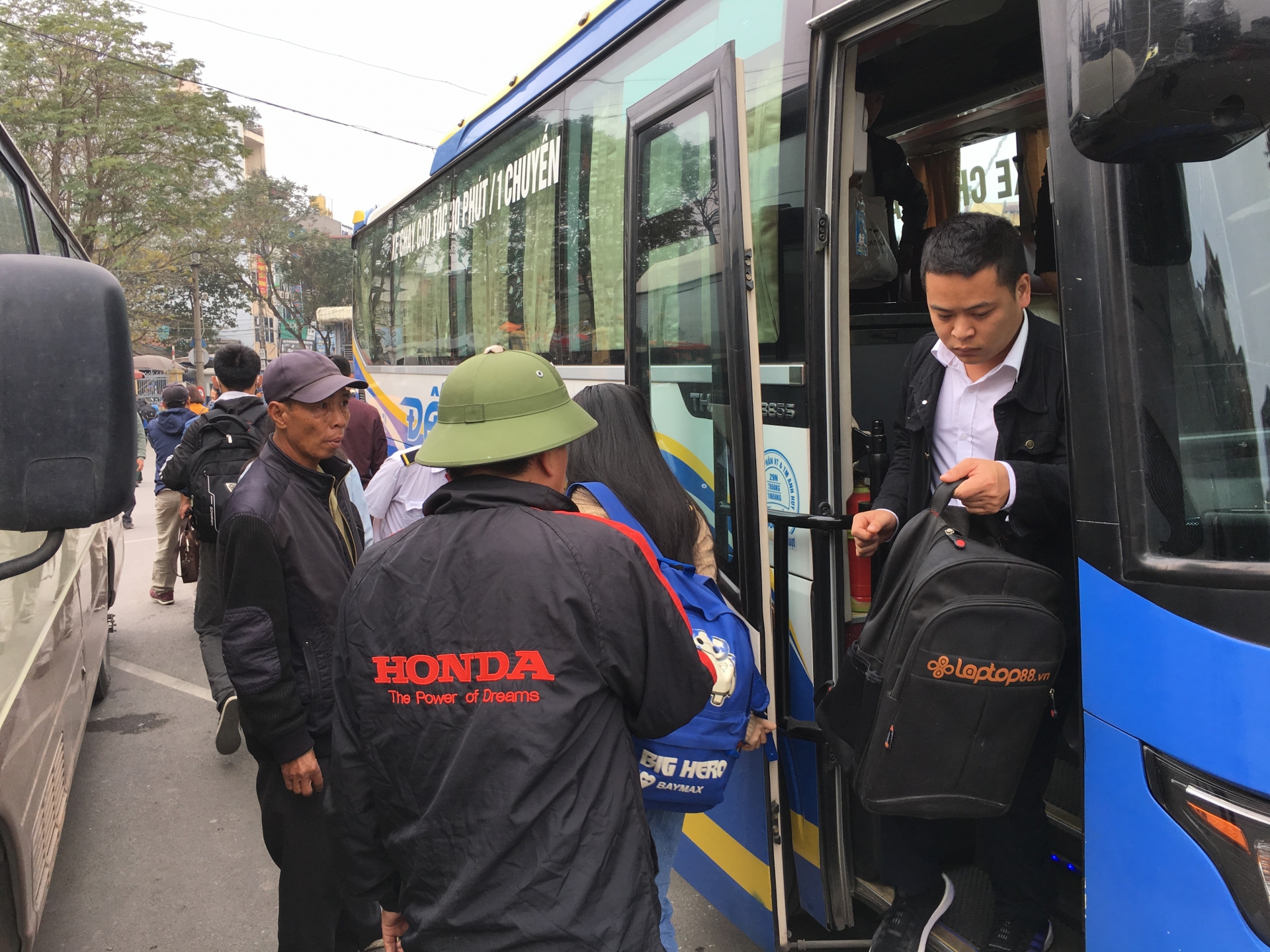 nguoi lao dong tro lai thu do sau nghi tet ben xe giap bat dong bat thuong