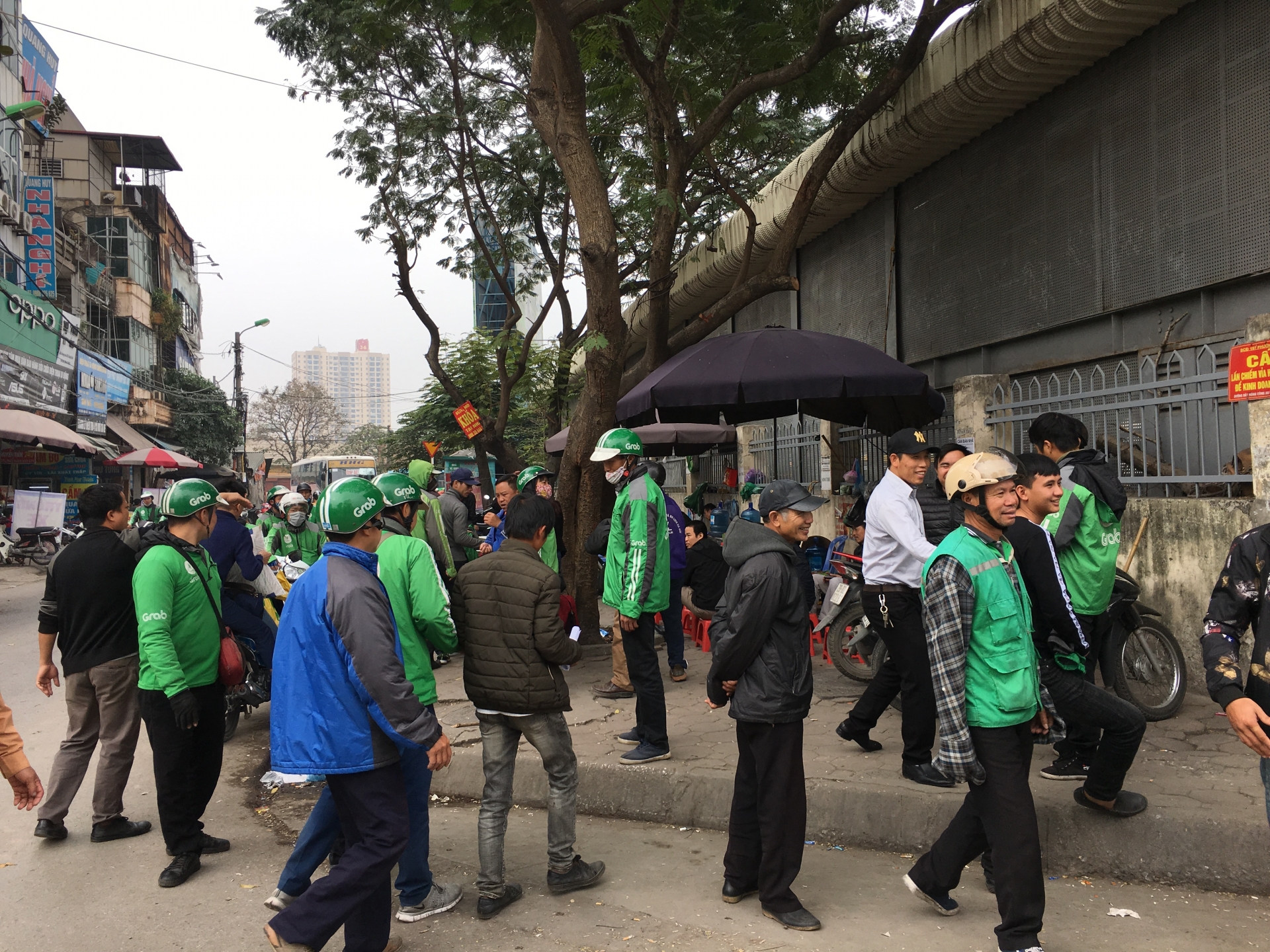 nguoi lao dong tro lai thu do sau nghi tet ben xe giap bat dong bat thuong