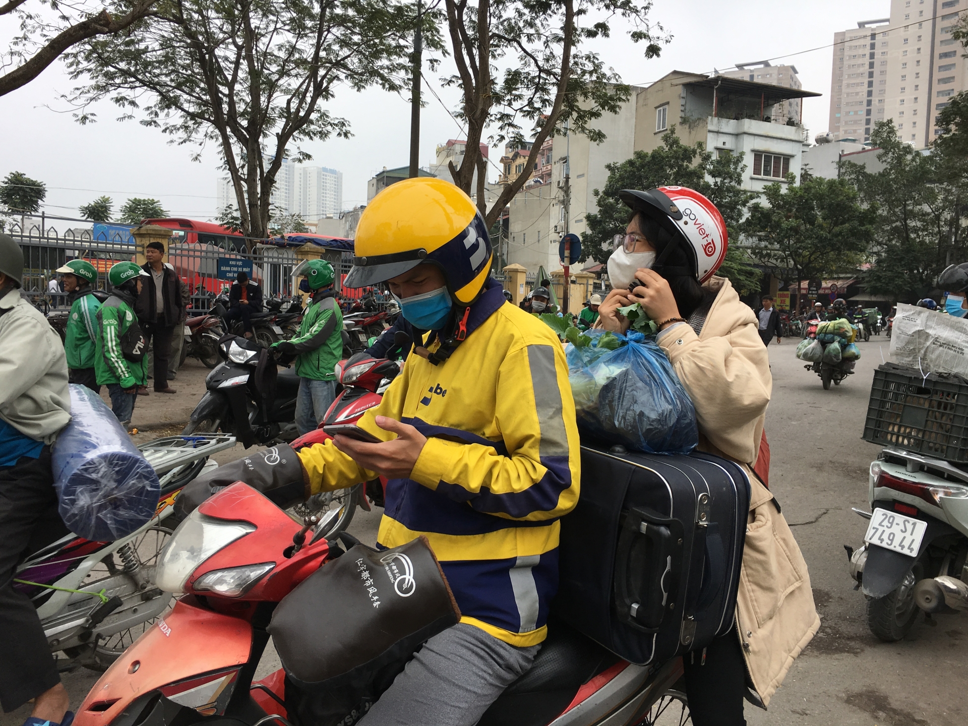 nguoi lao dong tro lai thu do sau nghi tet ben xe giap bat dong bat thuong