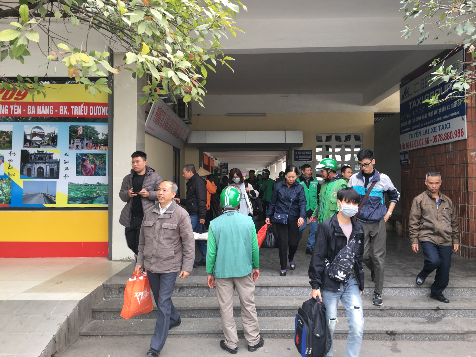 nguoi lao dong tro lai thu do sau nghi tet ben xe giap bat dong bat thuong