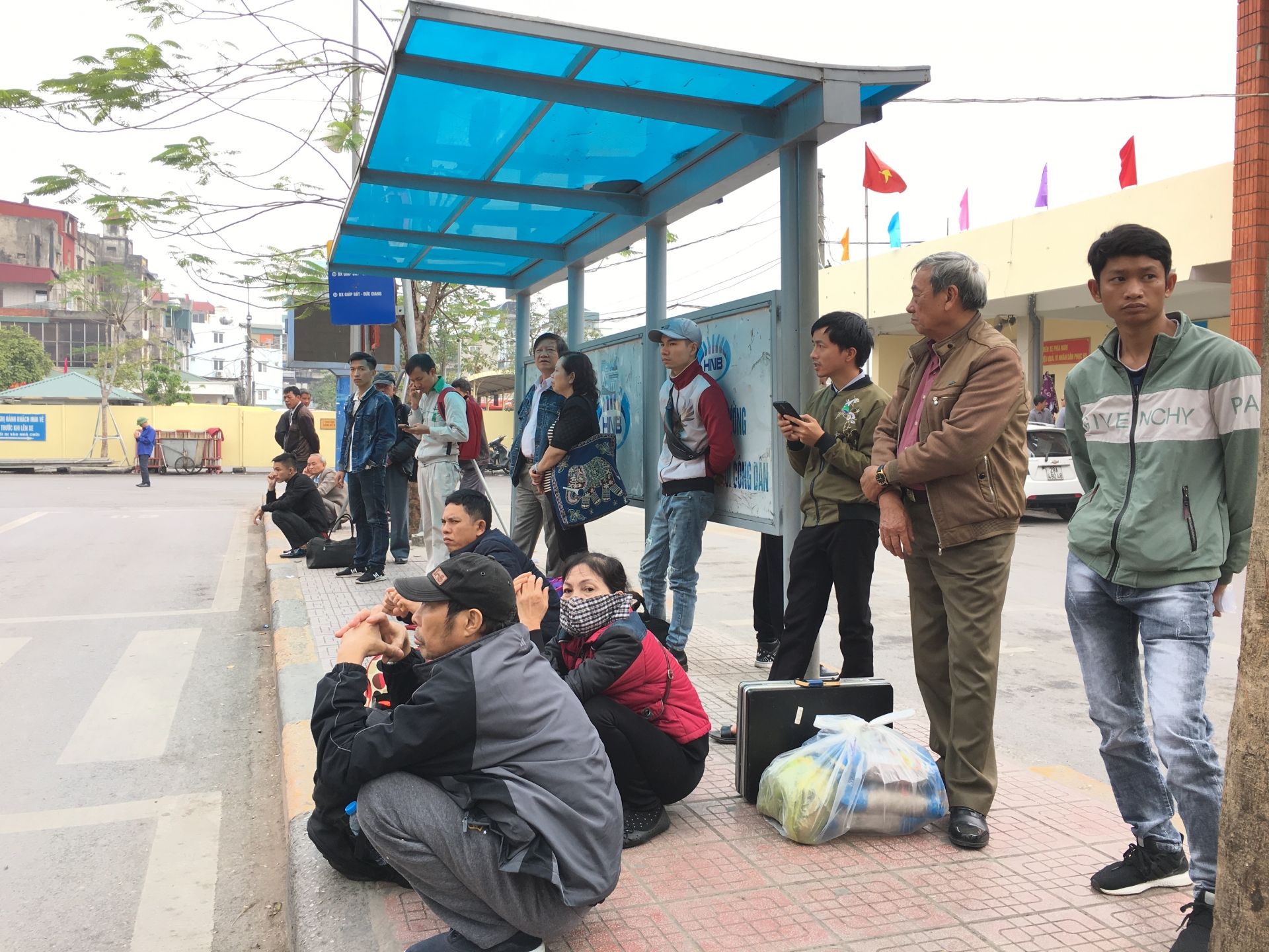 Người lao động trở lại Thủ đô sau nghỉ Tết, bến xe Giáp Bát đông bất thường