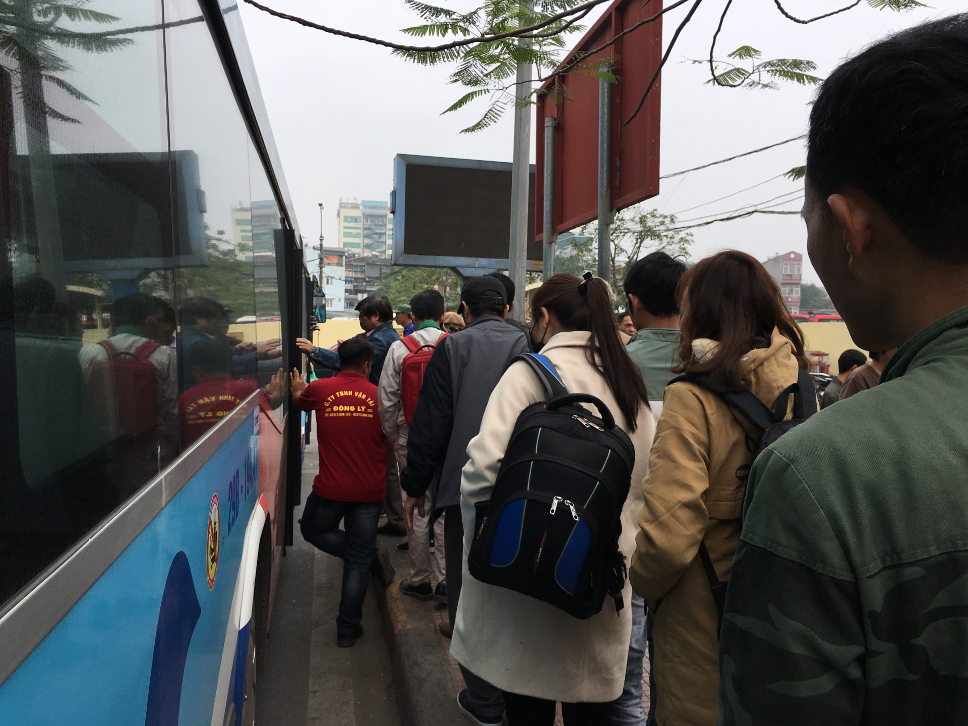 nguoi lao dong tro lai thu do sau nghi tet ben xe giap bat dong bat thuong