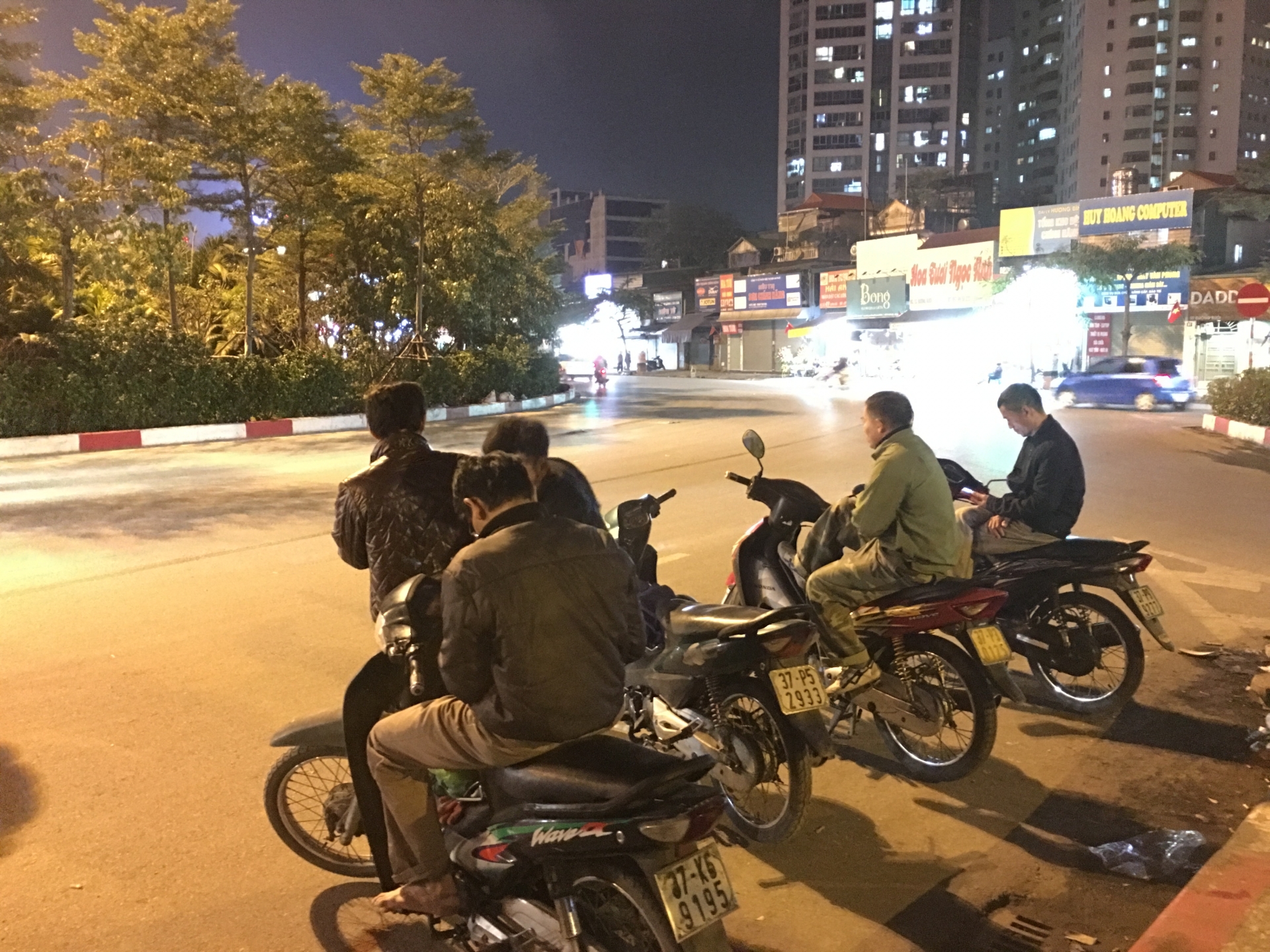 "Chợ người" ngày cận Tết: Lao động nghèo mỏi mắt chờ việc giữa đêm lạnh