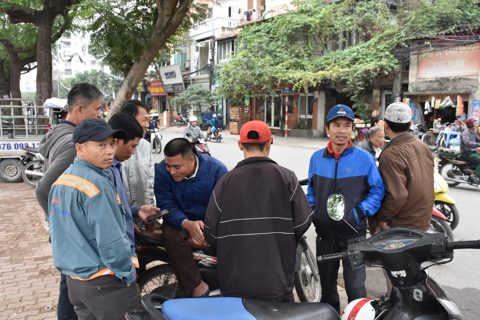 cho nguoi o ha noi canh phoi mat giua duong pho mong ban suc lao dong