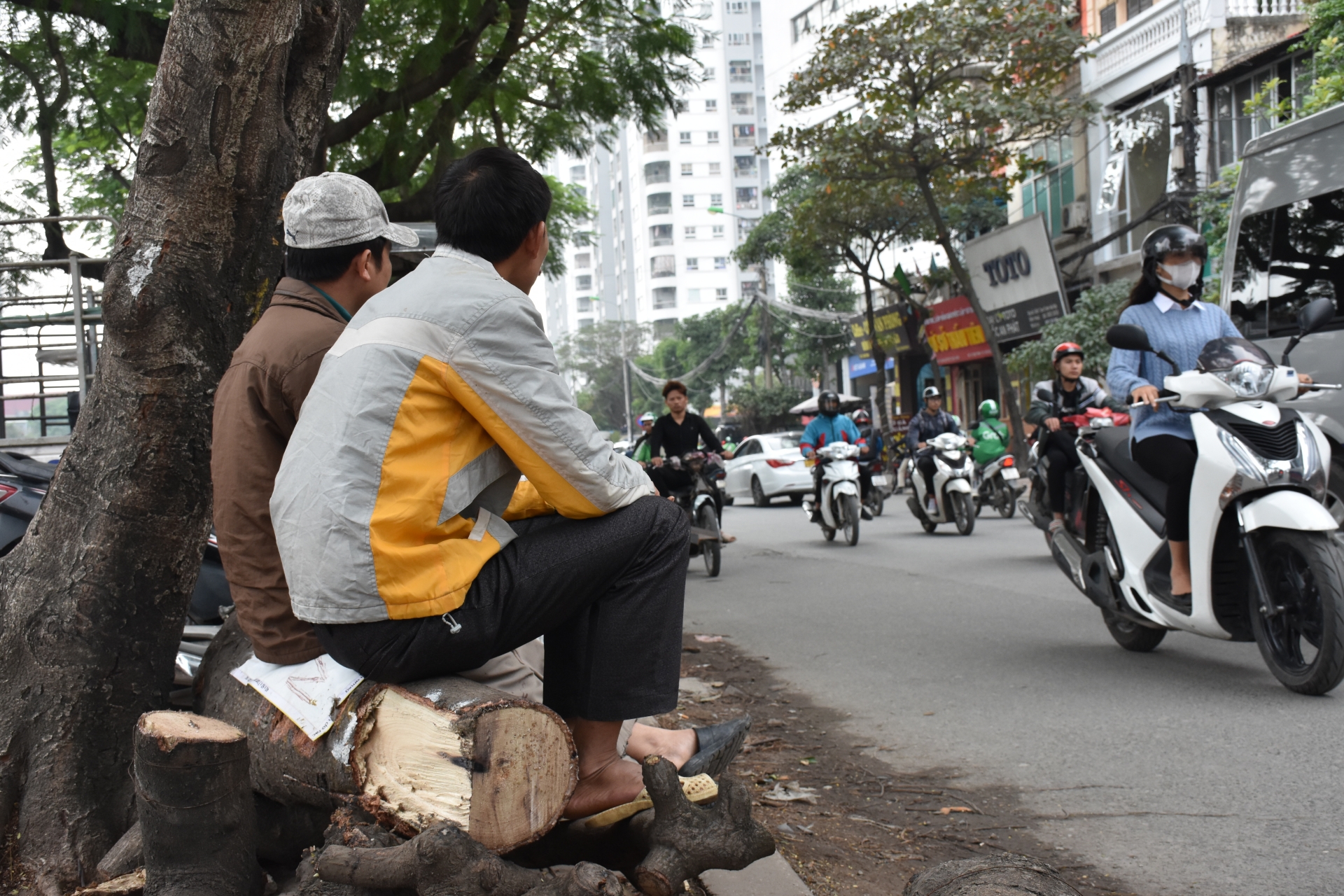 cho nguoi o ha noi canh phoi mat giua duong pho mong ban suc lao dong