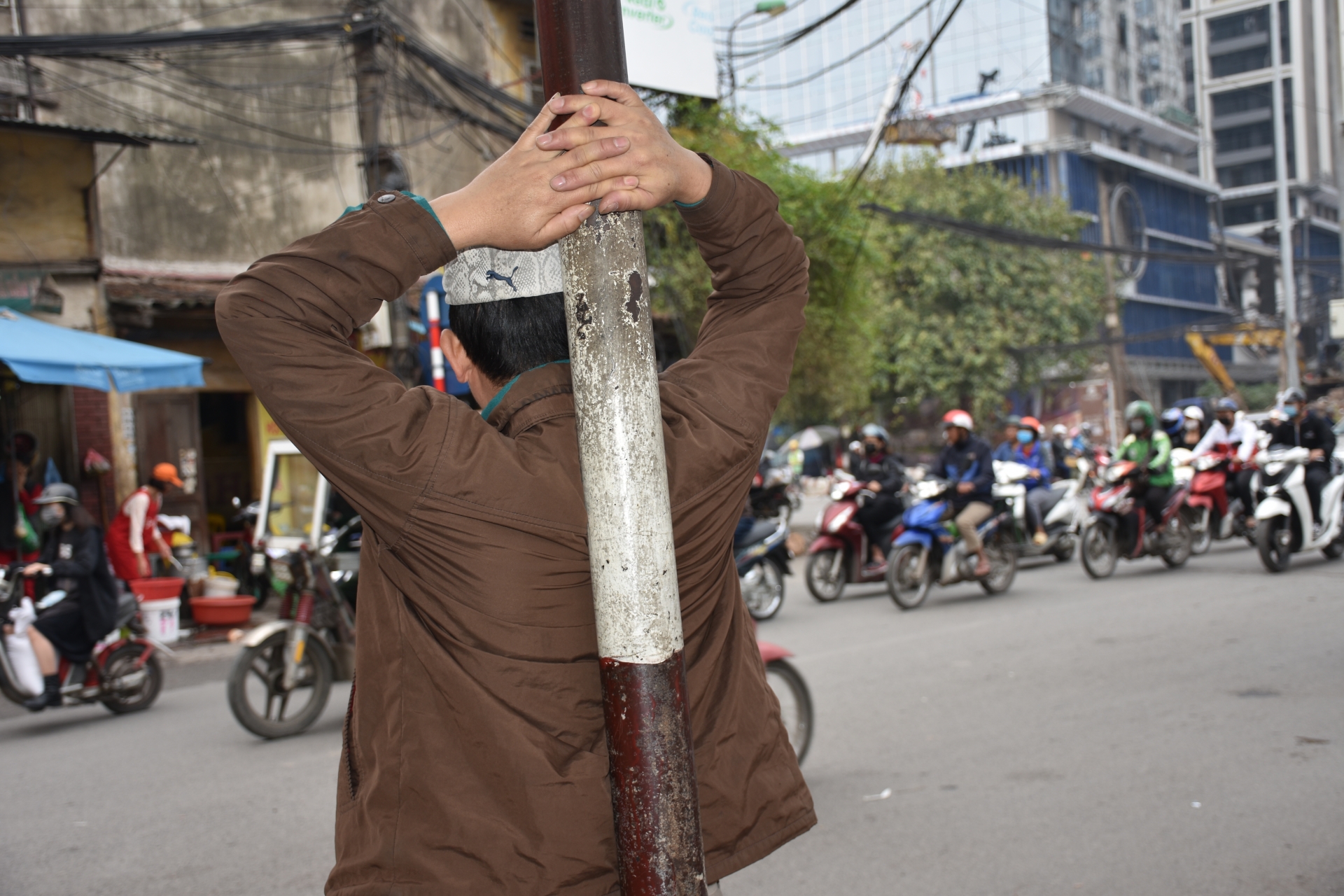 cho nguoi o ha noi canh phoi mat giua duong pho mong ban suc lao dong