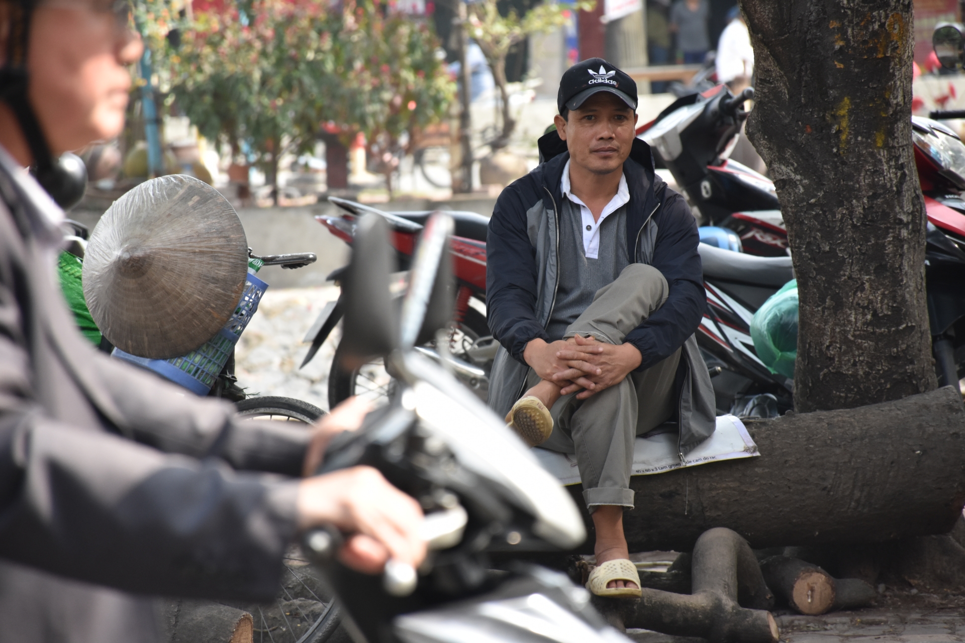 cho nguoi o ha noi canh phoi mat giua duong pho mong ban suc lao dong