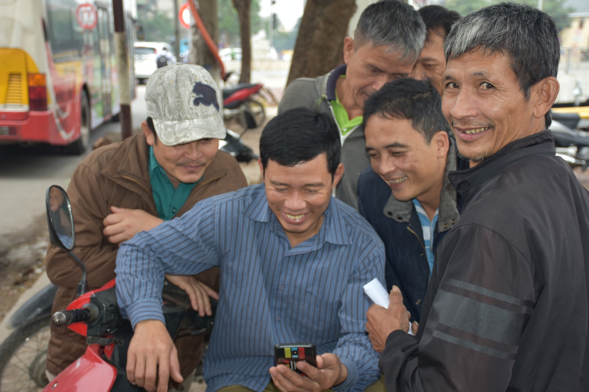 cho nguoi o ha noi canh phoi mat giua duong pho mong ban suc lao dong