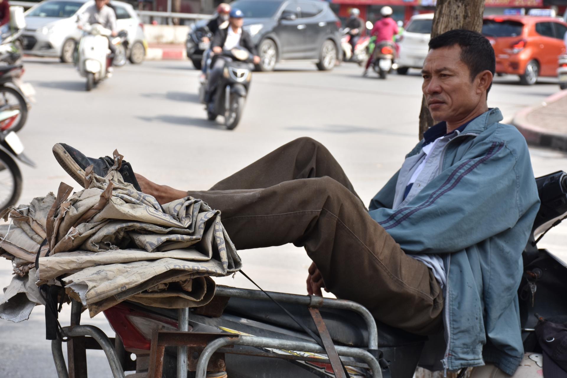 cho nguoi o ha noi canh phoi mat giua duong pho mong ban suc lao dong