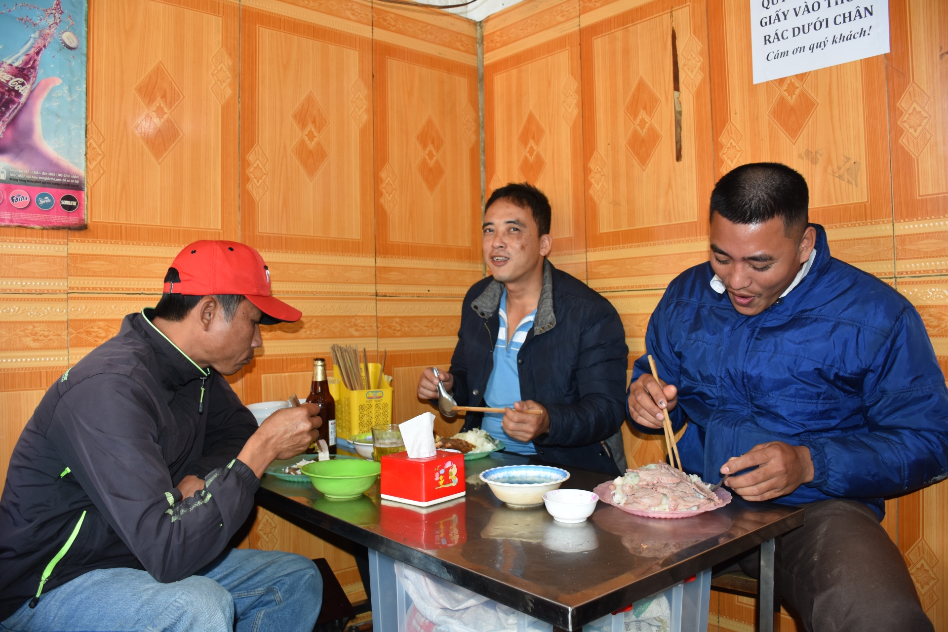 cho nguoi o ha noi canh phoi mat giua duong pho mong ban suc lao dong