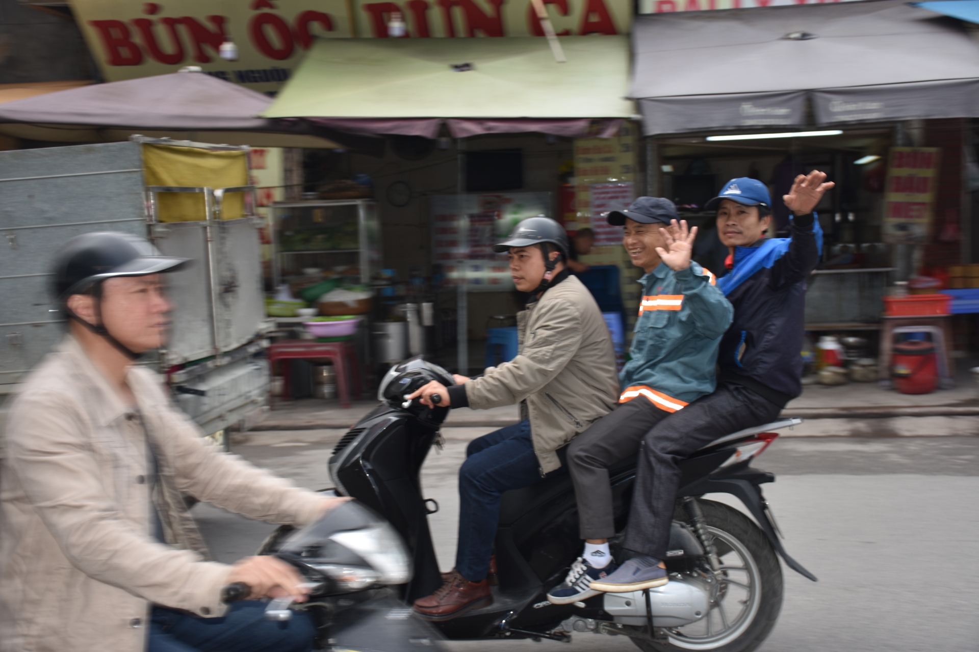 cho nguoi o ha noi canh phoi mat giua duong pho mong ban suc lao dong