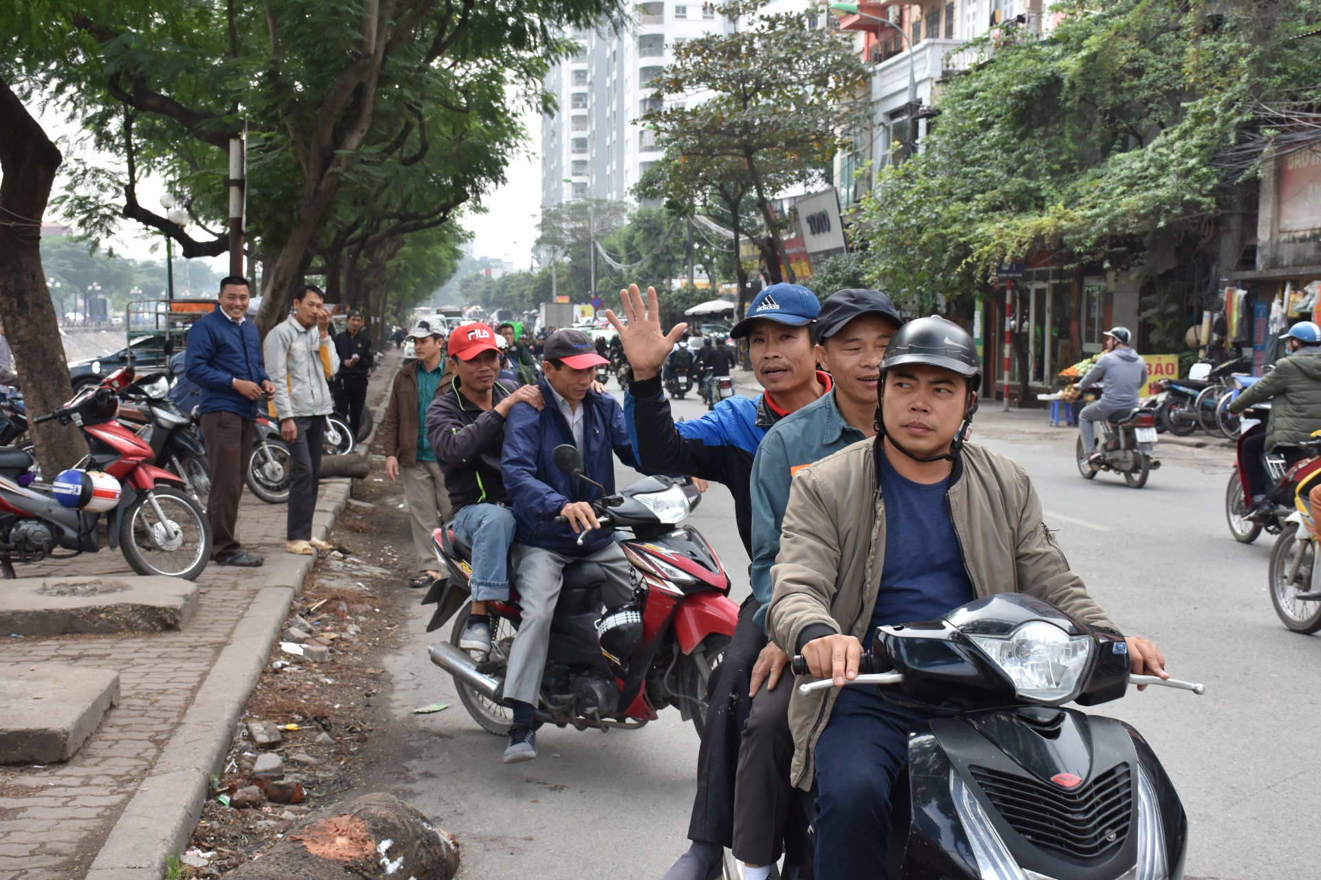 cho nguoi o ha noi canh phoi mat giua duong pho mong ban suc lao dong