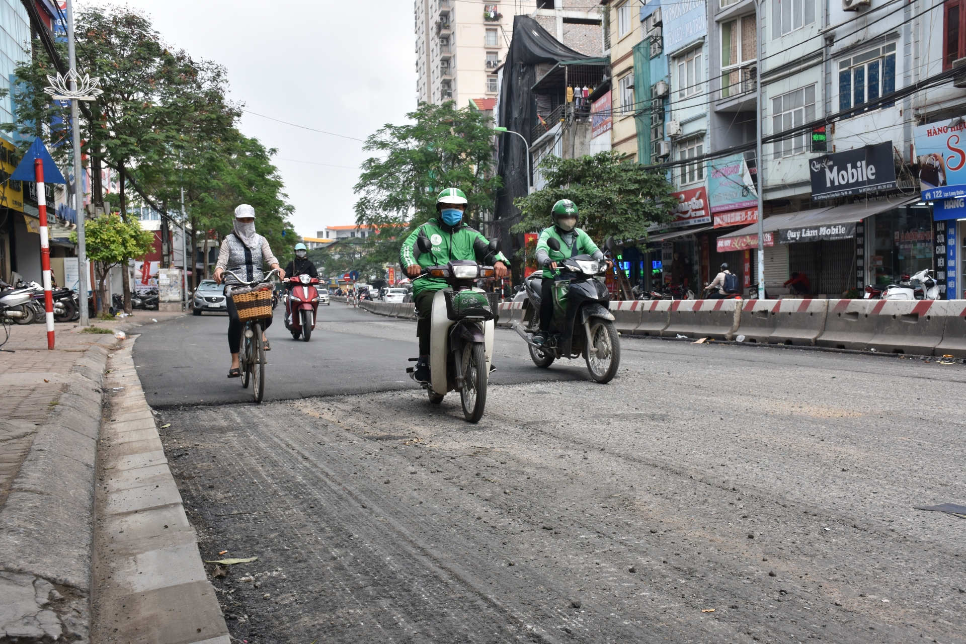 nhieu duong pho o ha noi bi cao xoi de sua chua dip cuoi nam