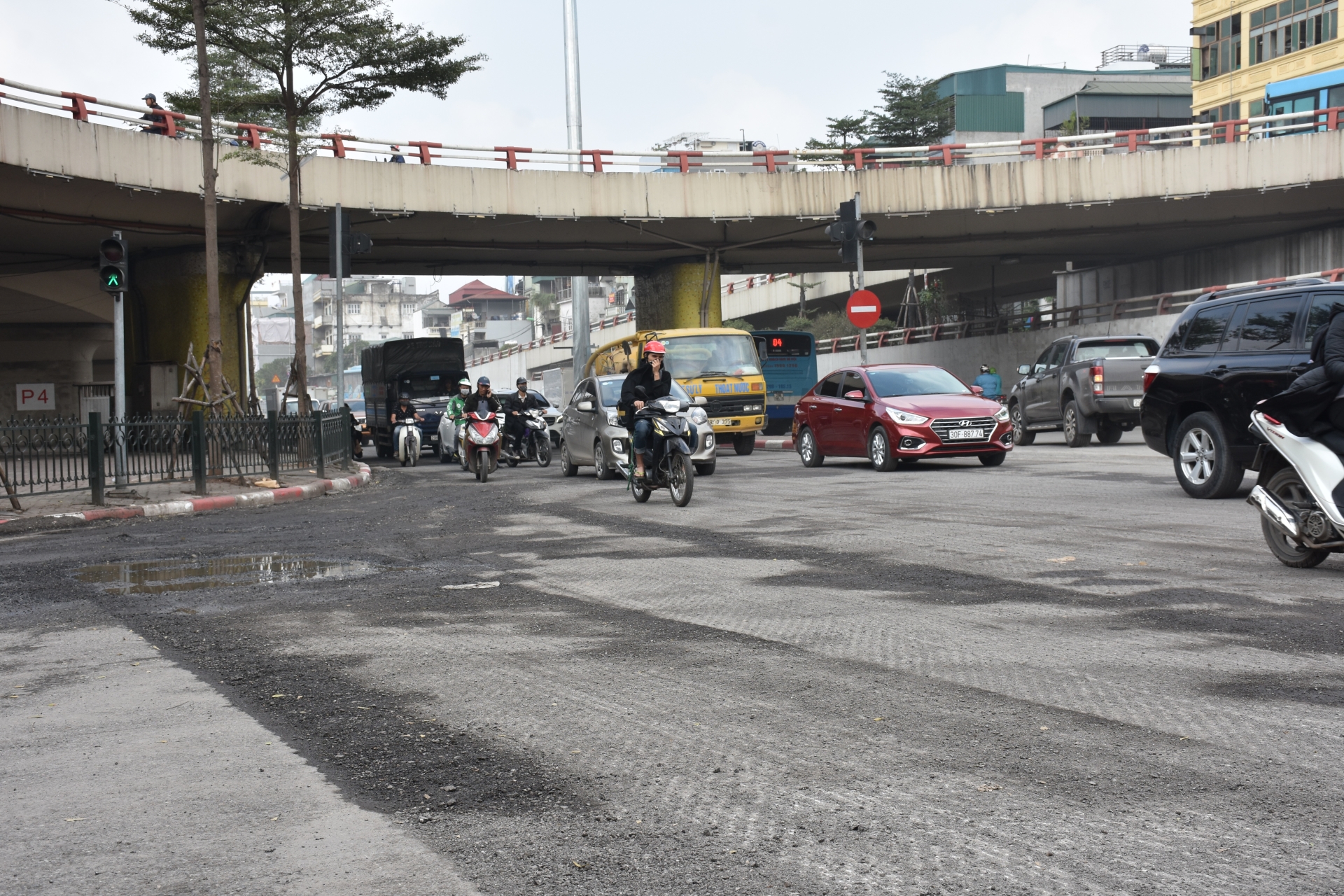 nhieu duong pho o ha noi bi cao xoi de sua chua dip cuoi nam