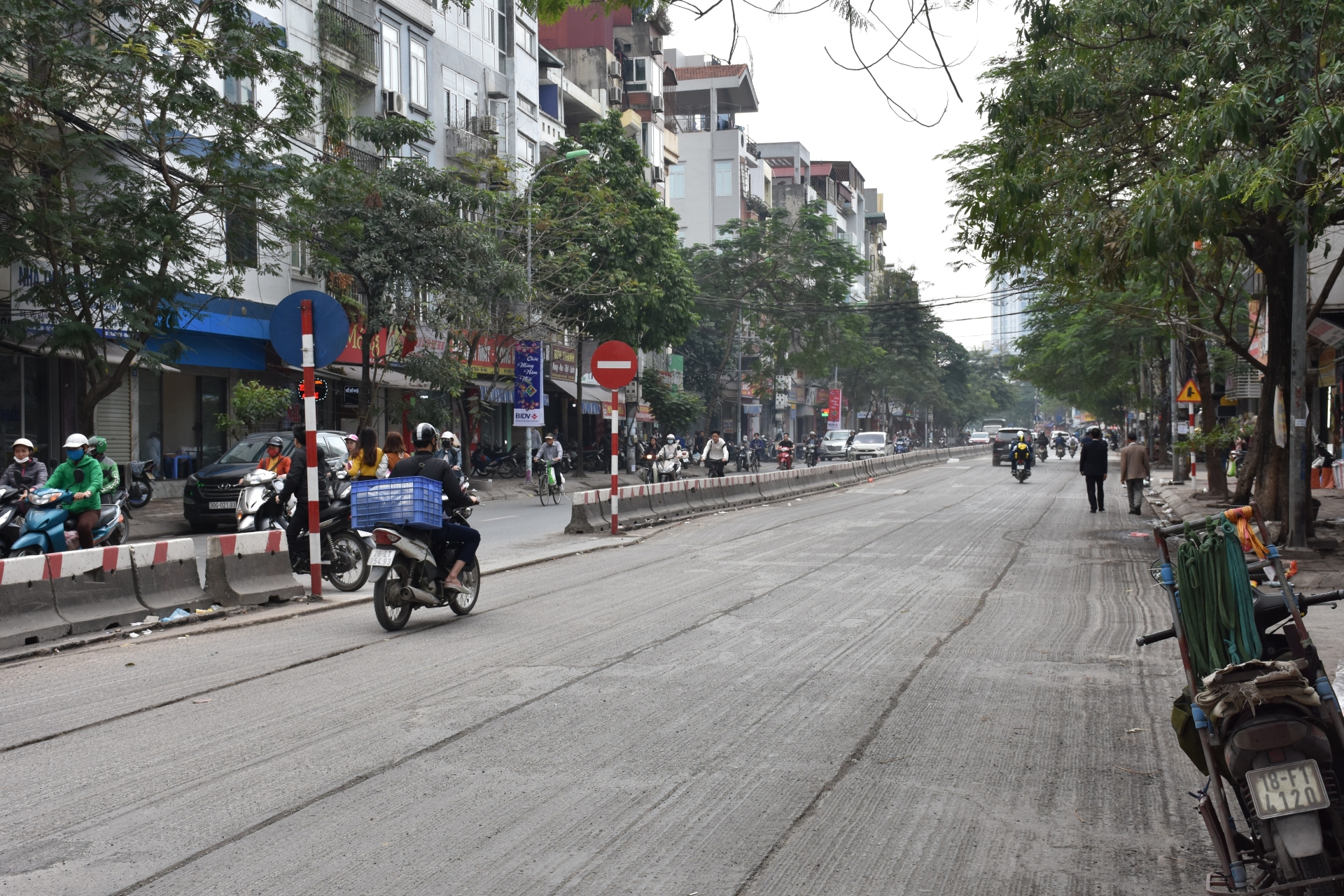 nhieu duong pho o ha noi bi cao xoi de sua chua dip cuoi nam