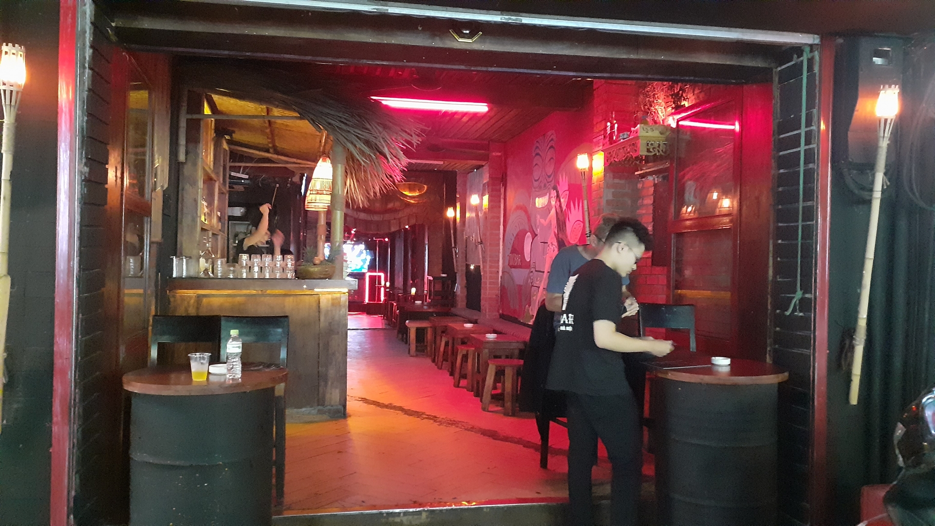 Quán bar, quán nhậu trung tâm phố cổ Hà Nội ra sao sau khi Nghị định 100 có hiệu lực? cac quan bar quan nhau trung tam pho co ha noi ra sao sau nghi dinh 100