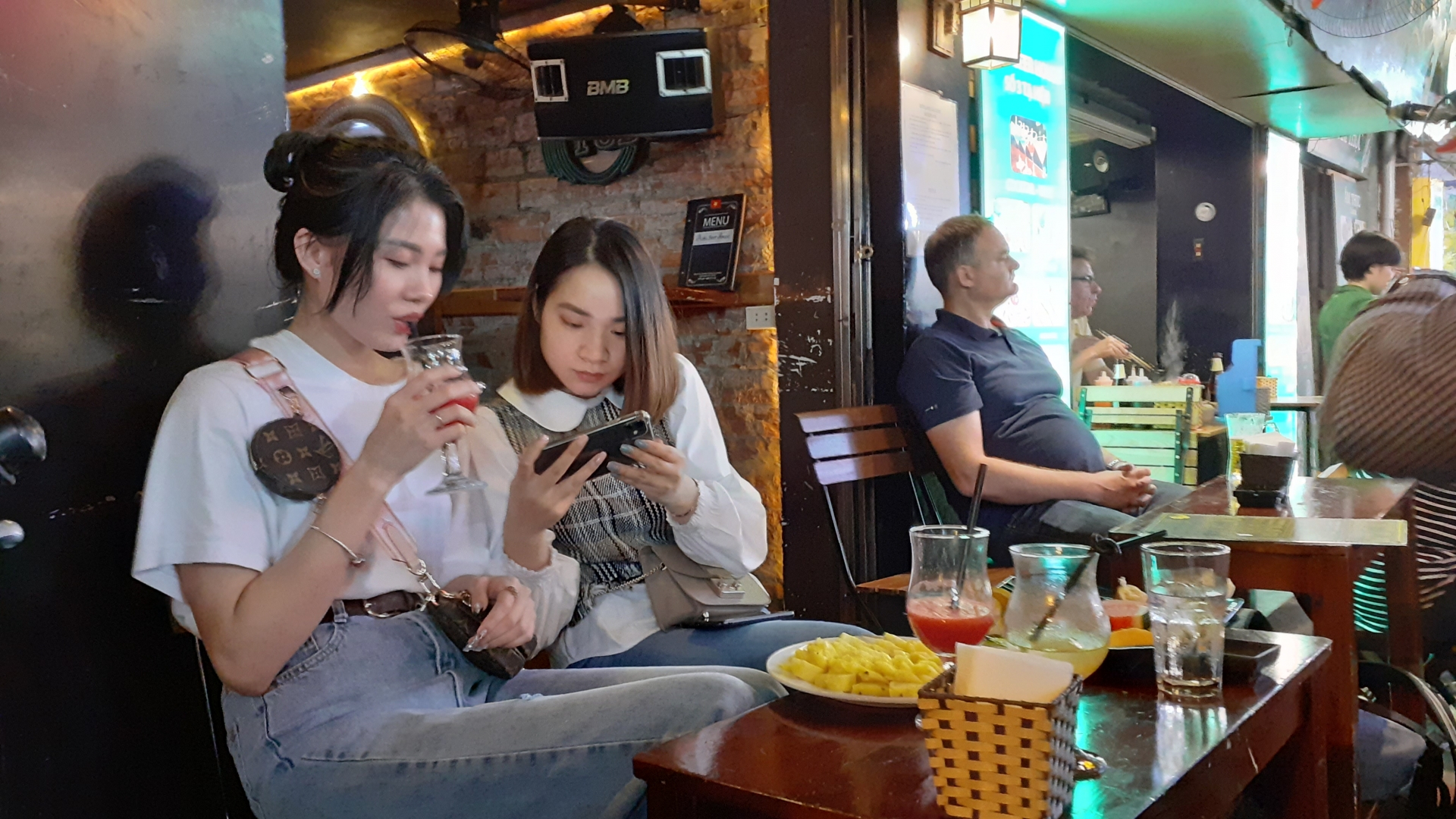 Quán bar, quán nhậu trung tâm phố cổ Hà Nội ra sao sau khi Nghị định 100 có hiệu lực? cac quan bar quan nhau trung tam pho co ha noi ra sao sau nghi dinh 100