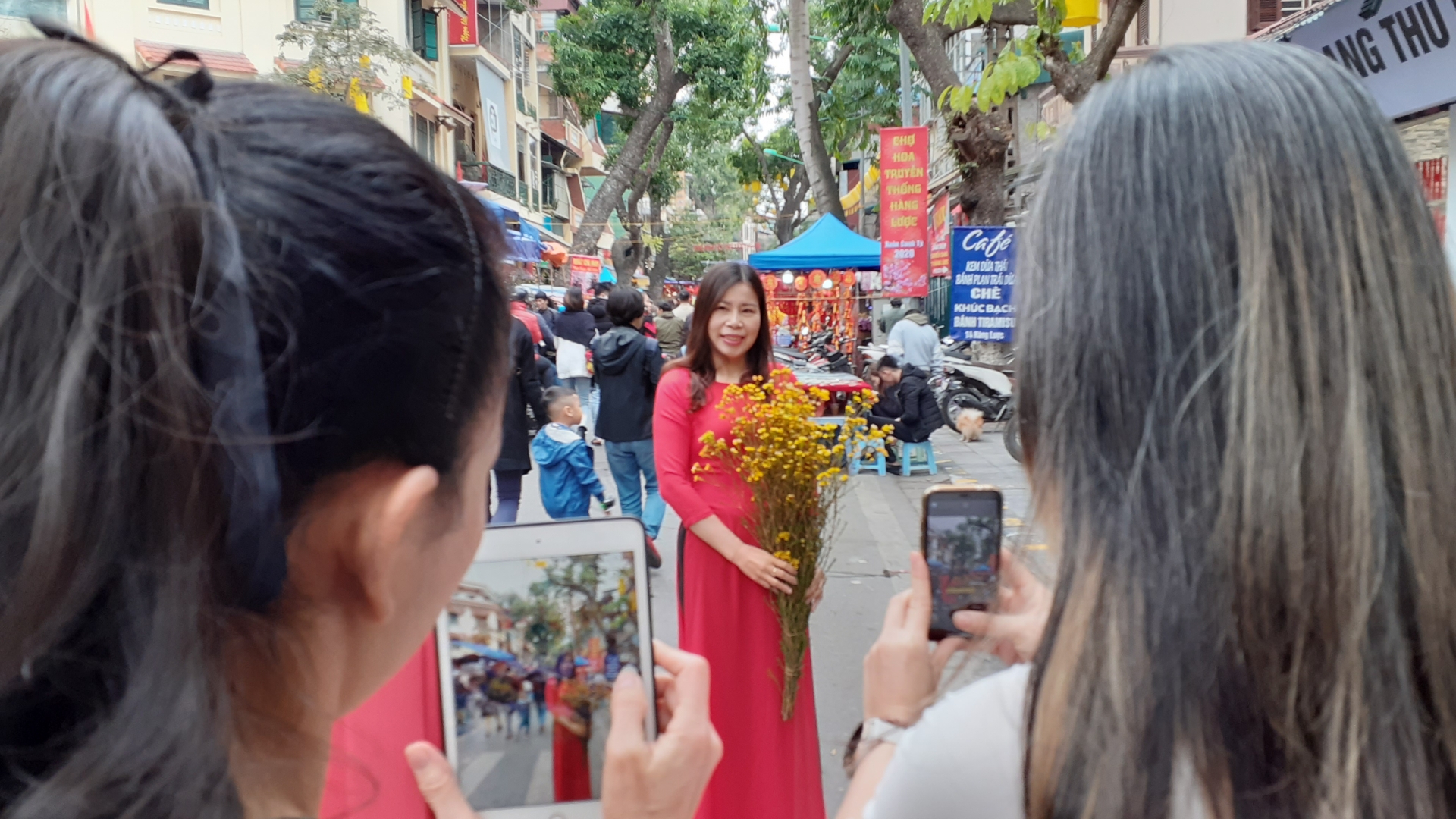 ha noi nguoi lao dong no nuc di choi cho hoa tet pho co