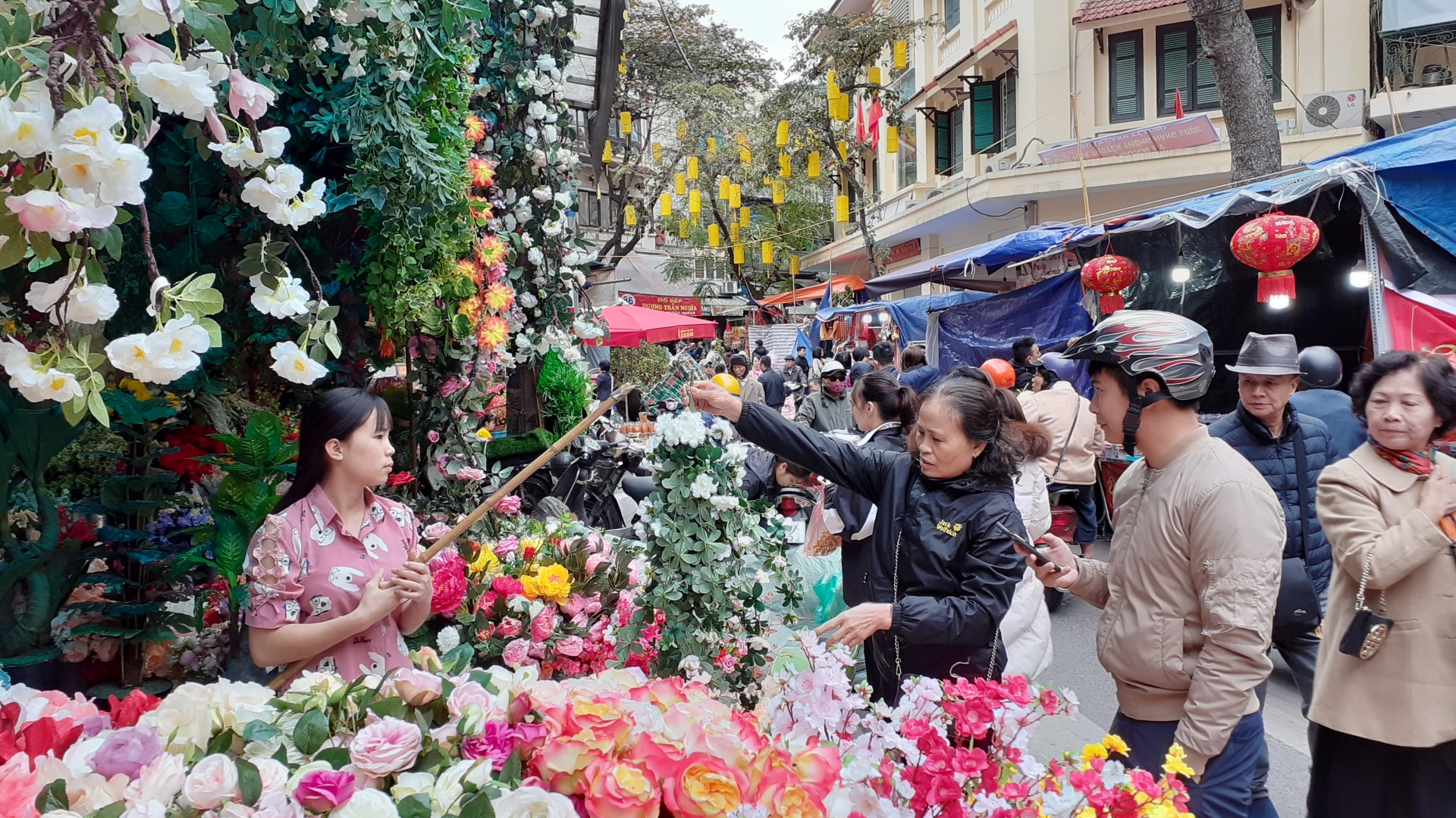 ha noi nguoi lao dong no nuc di choi cho hoa tet pho co