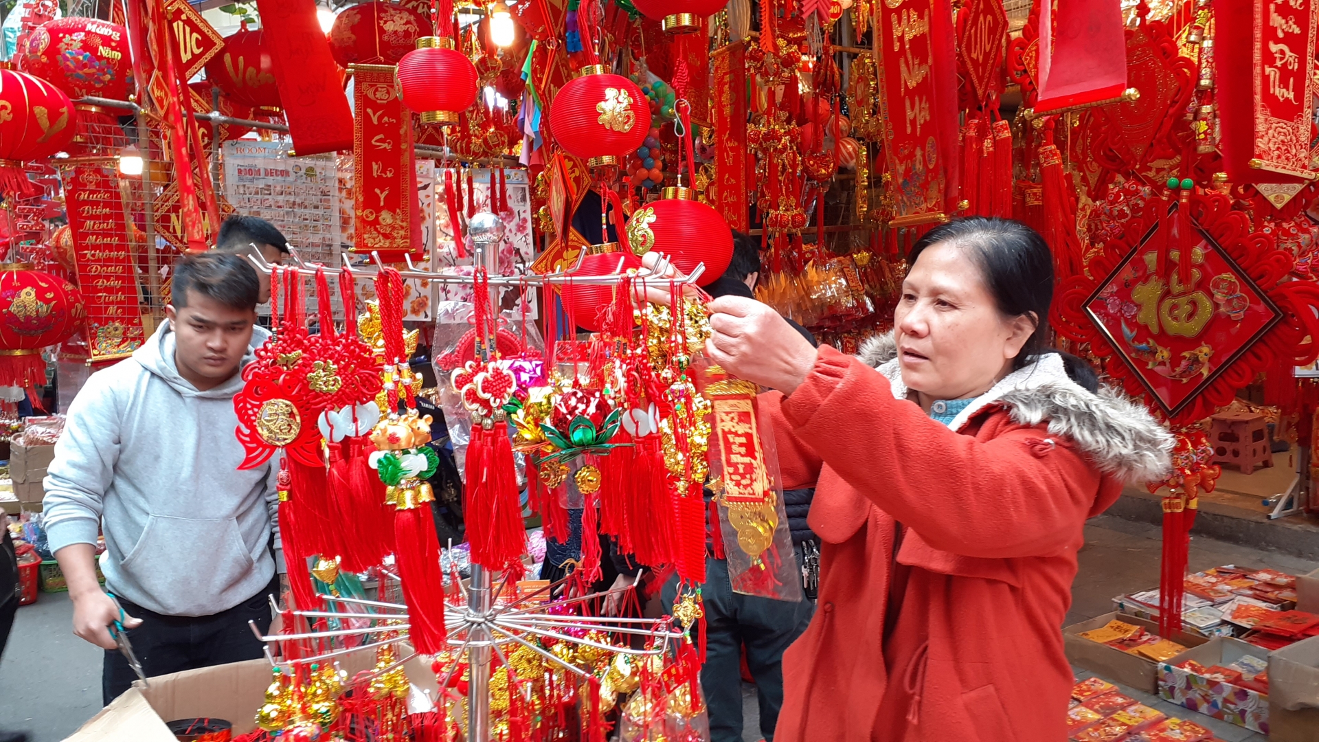 ha noi nguoi lao dong no nuc di choi cho hoa tet pho co