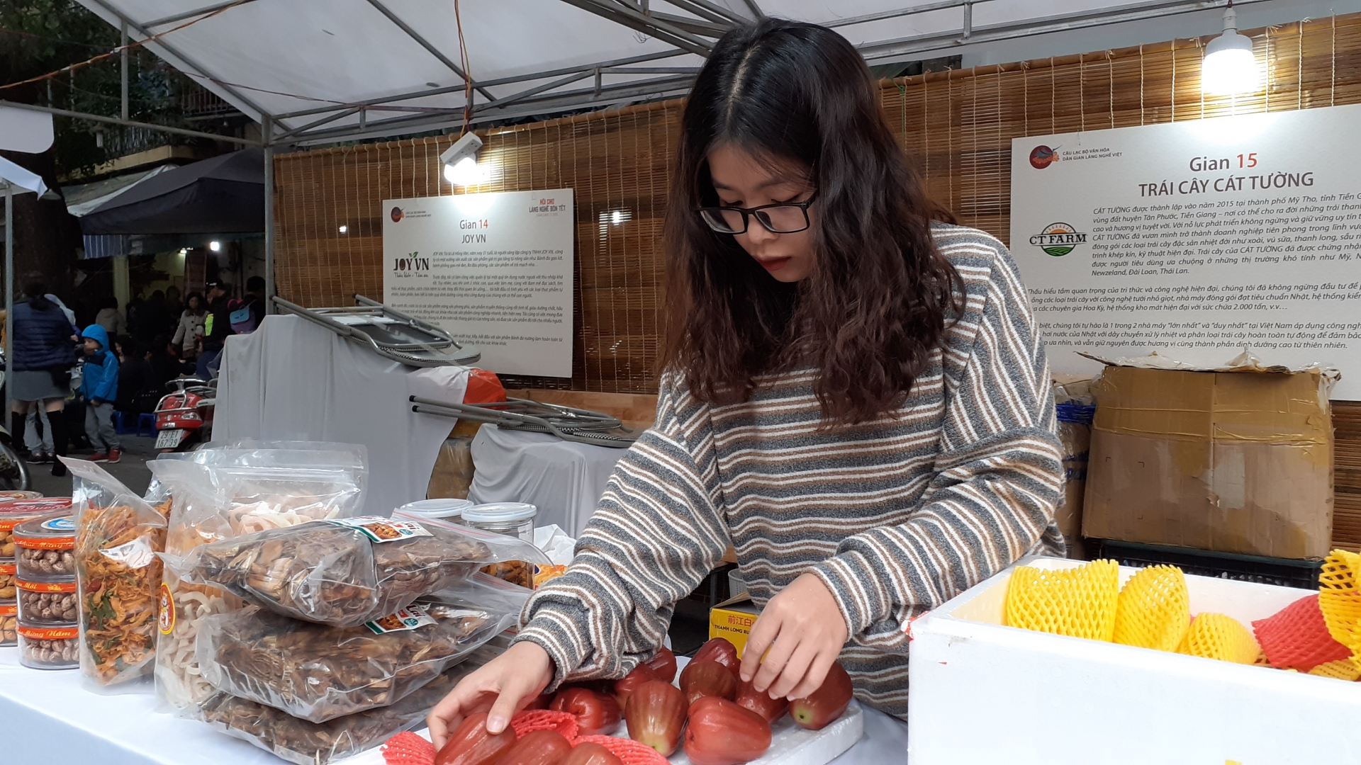 Có gì ở hội chợ làng nghề truyền thống năm 2020 tại phố bích họa Phùng Hưng? co gi o hoi cho lang nghe truyen thong nam 2020 tai pho bich hoa phung hung