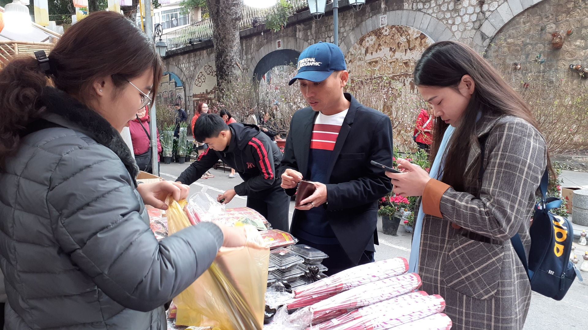 Có gì ở hội chợ làng nghề truyền thống năm 2020 tại phố bích họa Phùng Hưng? co gi o hoi cho lang nghe truyen thong nam 2020 tai pho bich hoa phung hung