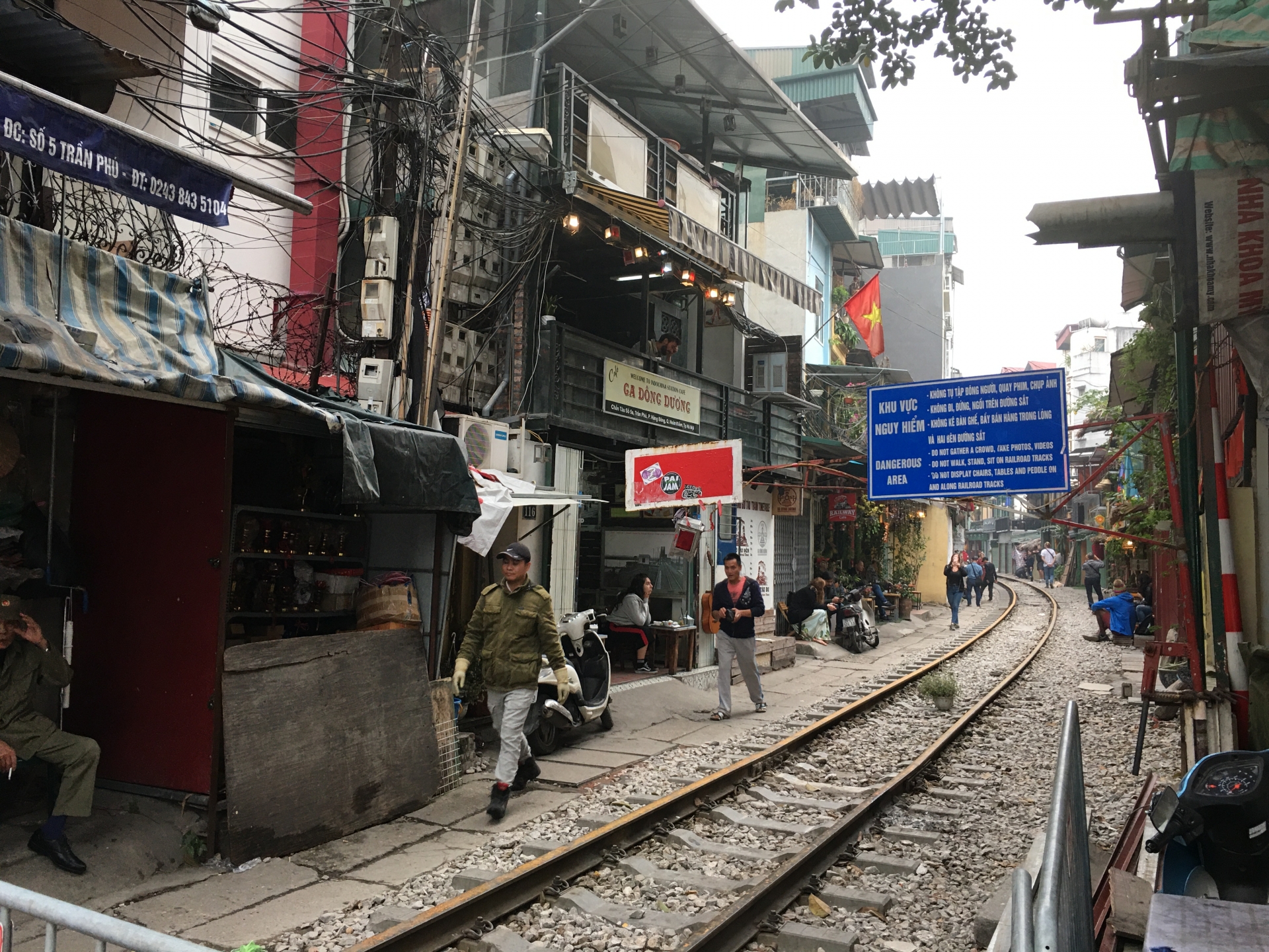 pho ca phe duong tau phung hung ruc rich hoat dong tro lai