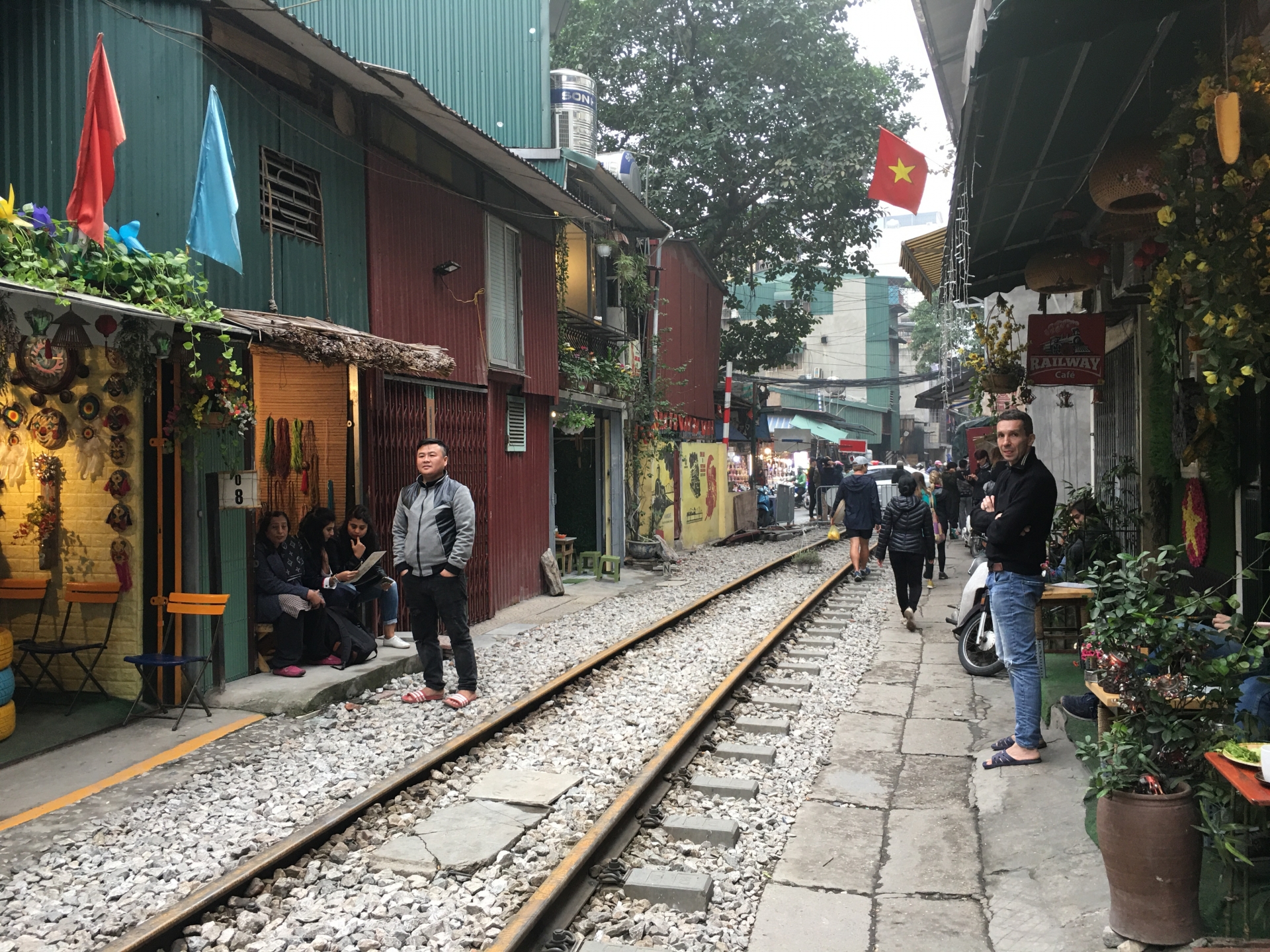 pho ca phe duong tau phung hung ruc rich hoat dong tro lai