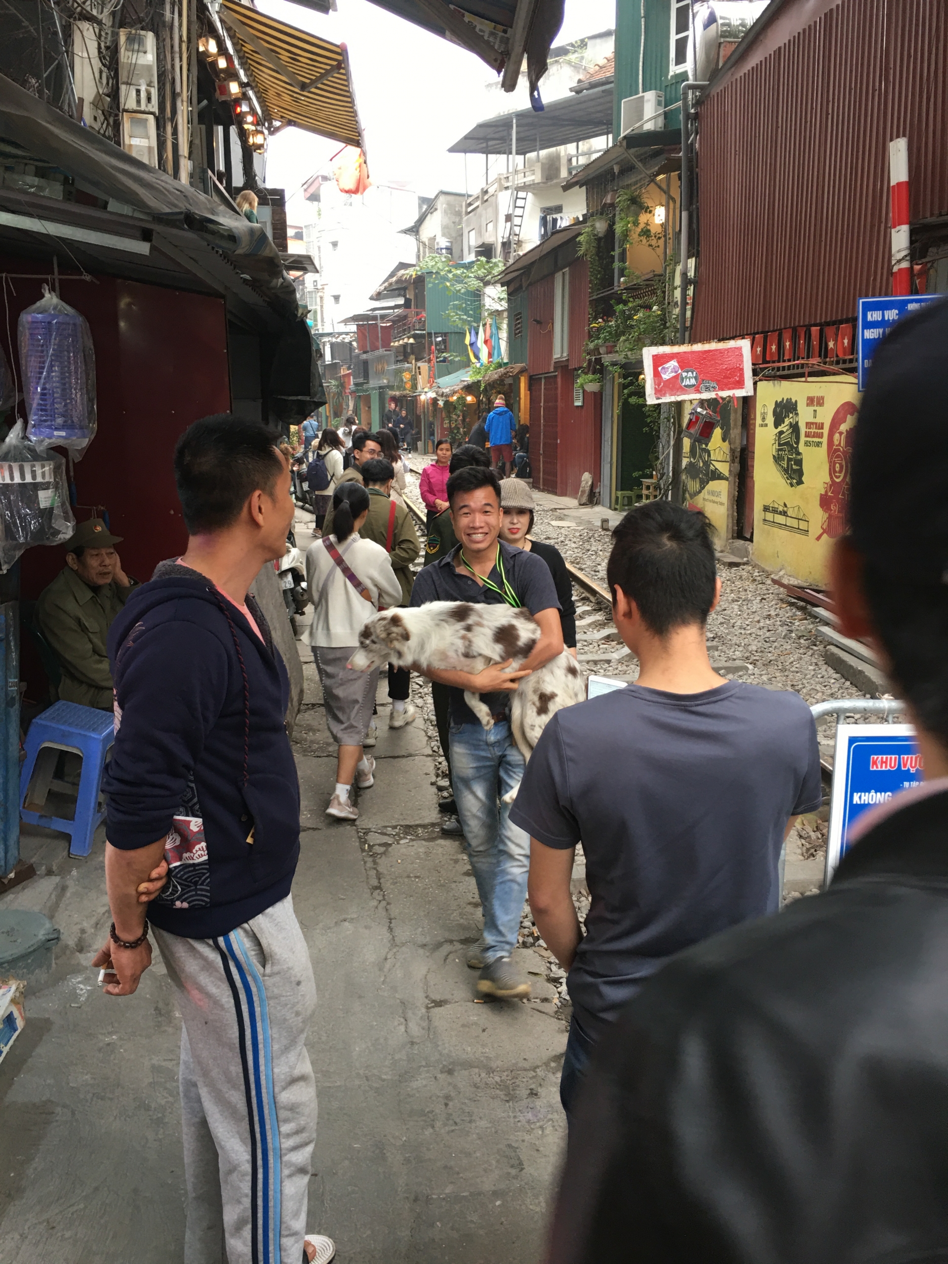 Phố cà phê đường tàu Phùng Hưng rục rịch hoạt động trở lại