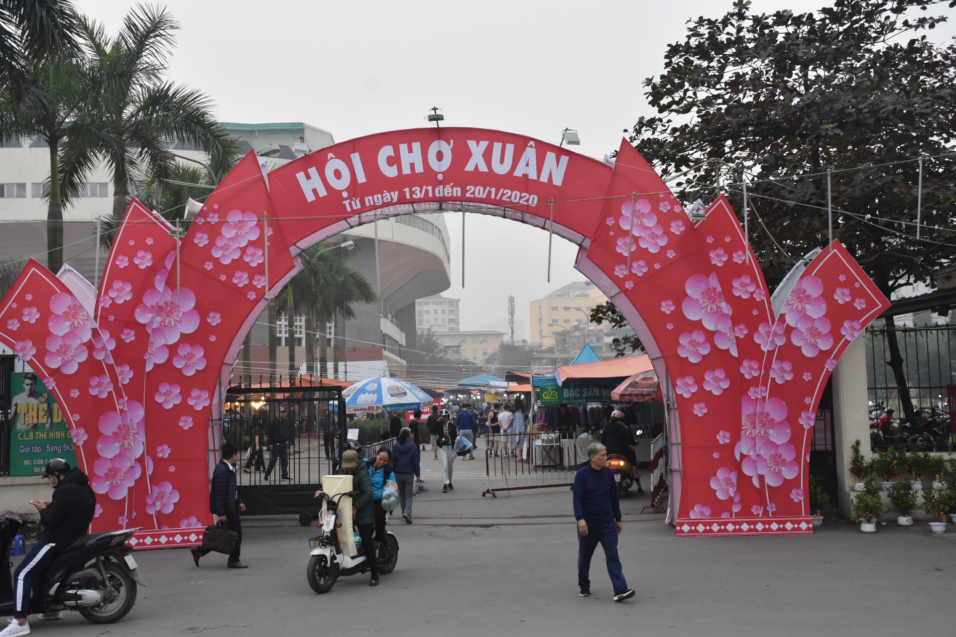 nguoi lao dong no nuc di hoi cho xuan rinh do dip tet