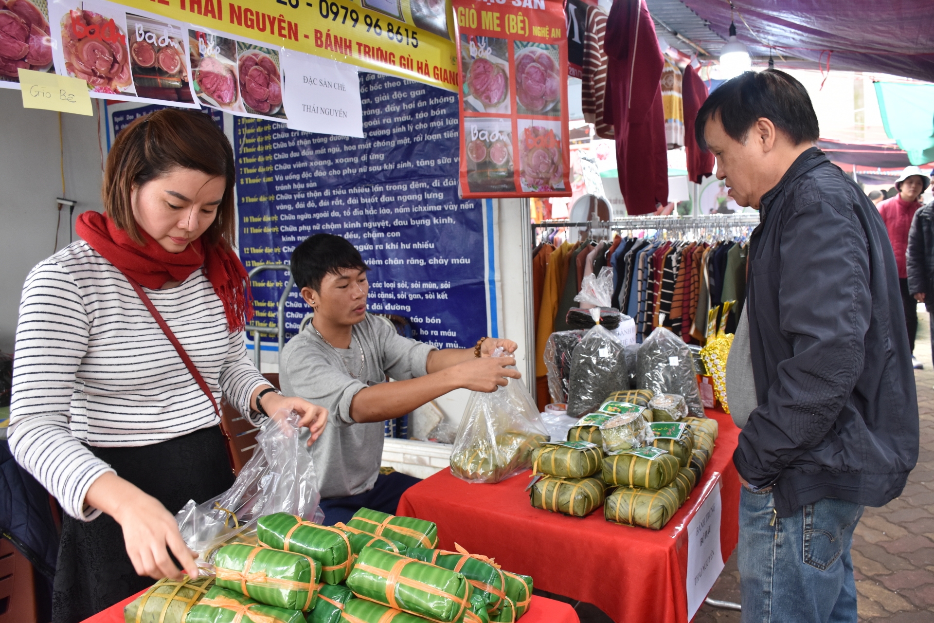 Hà Nội: Trời rét căm căm, người dân vẫn đổ xô ra đường sắm Tết ha noi troi ret cam cam nguoi dan van do xo ra duong sam tet