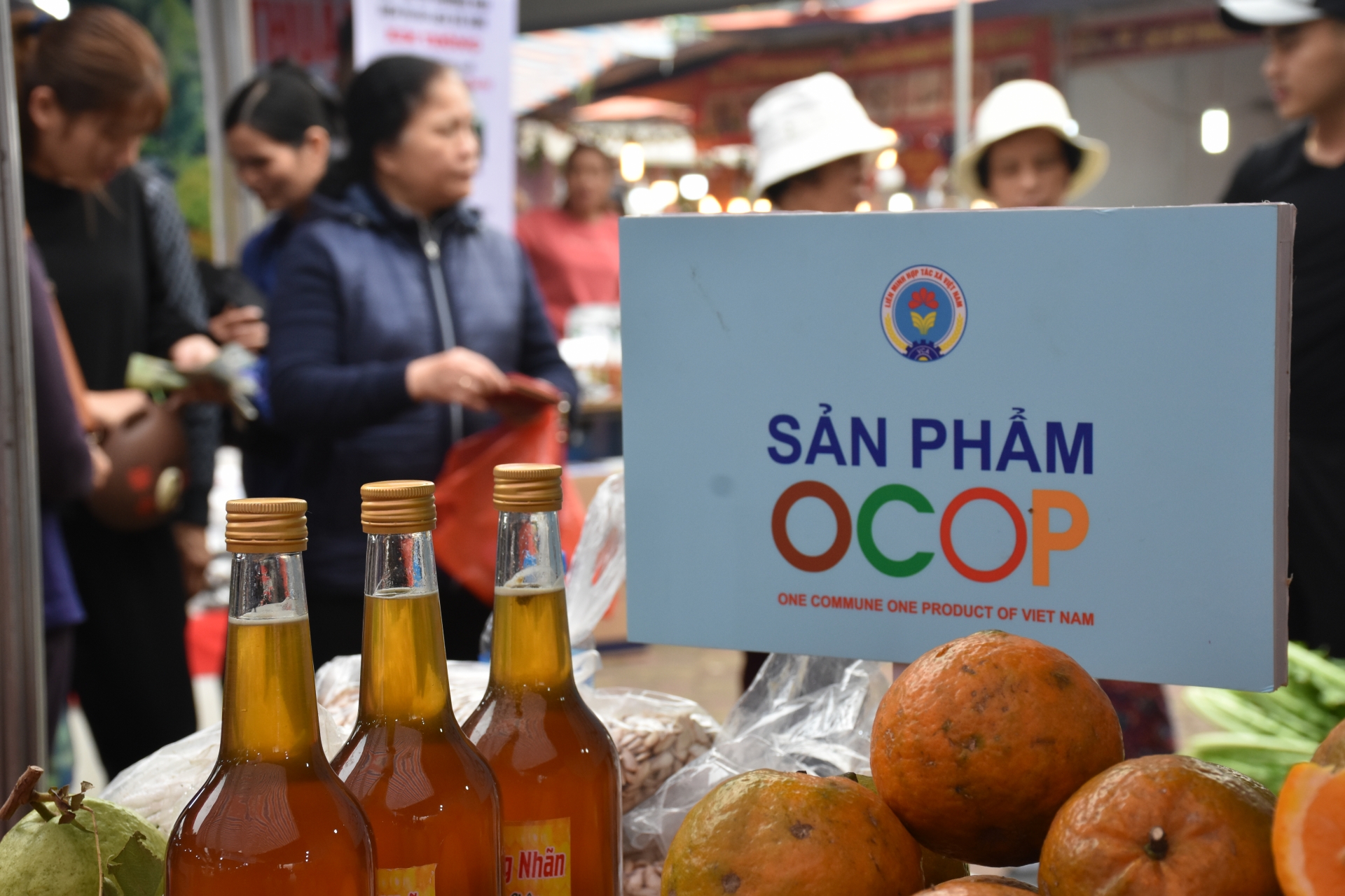 nguoi lao dong no nuc di hoi cho xuan rinh do dip tet