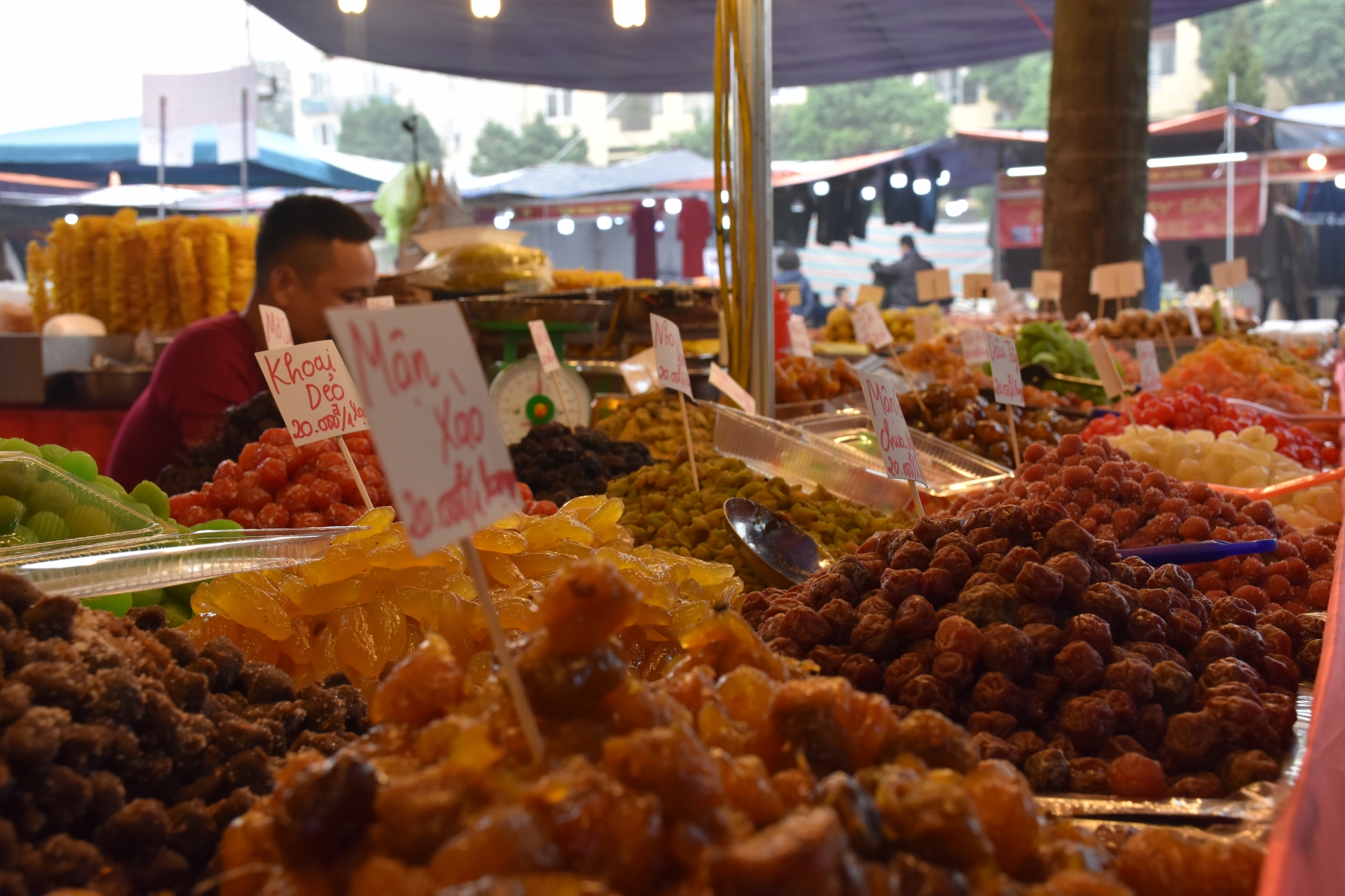 nguoi lao dong no nuc di hoi cho xuan rinh do dip tet