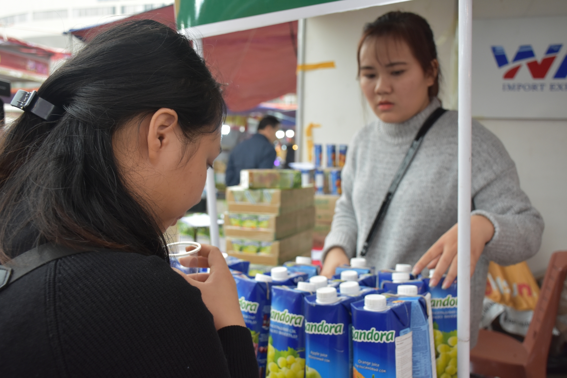 nguoi lao dong no nuc di hoi cho xuan rinh do dip tet