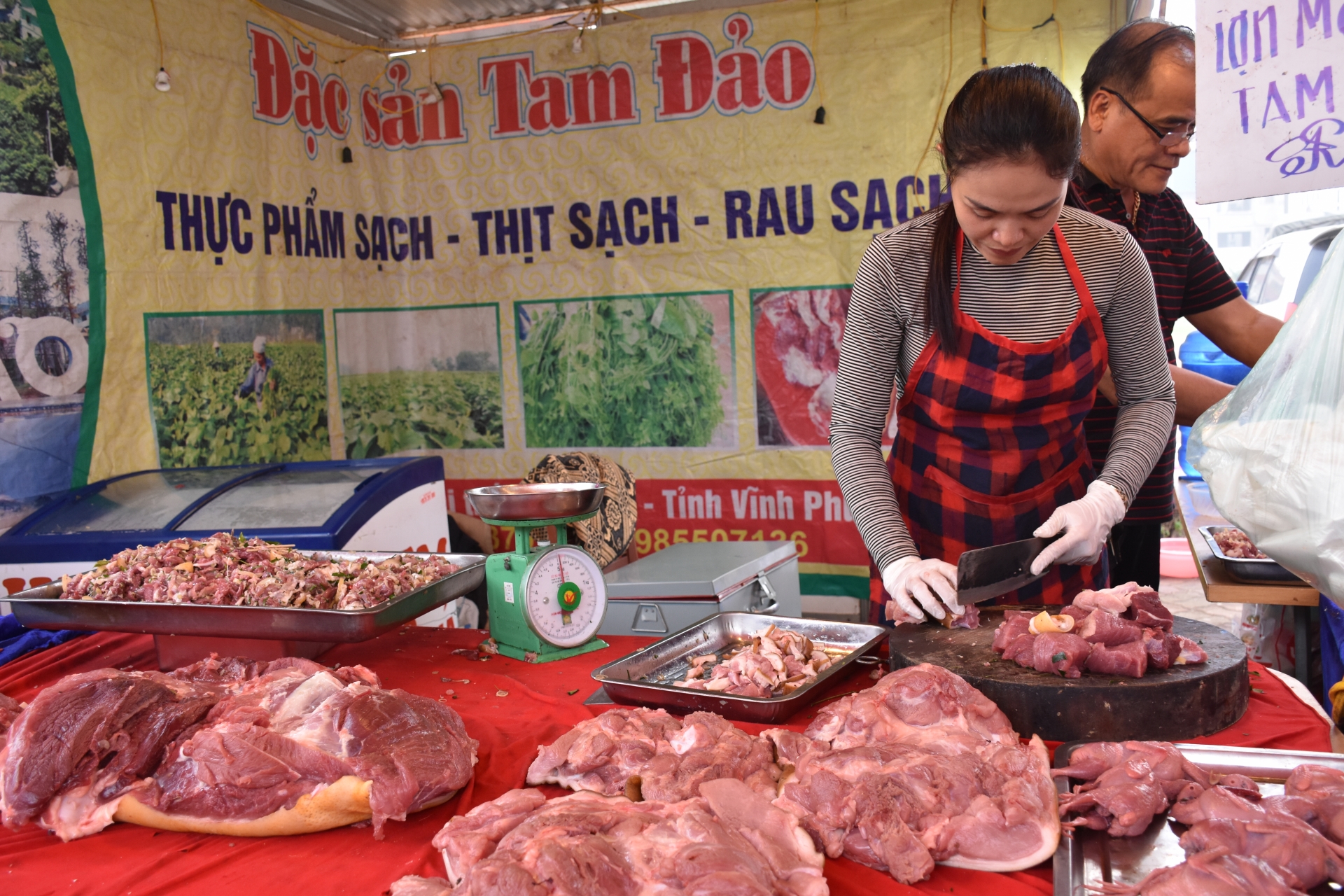 nguoi lao dong no nuc di hoi cho xuan rinh do dip tet