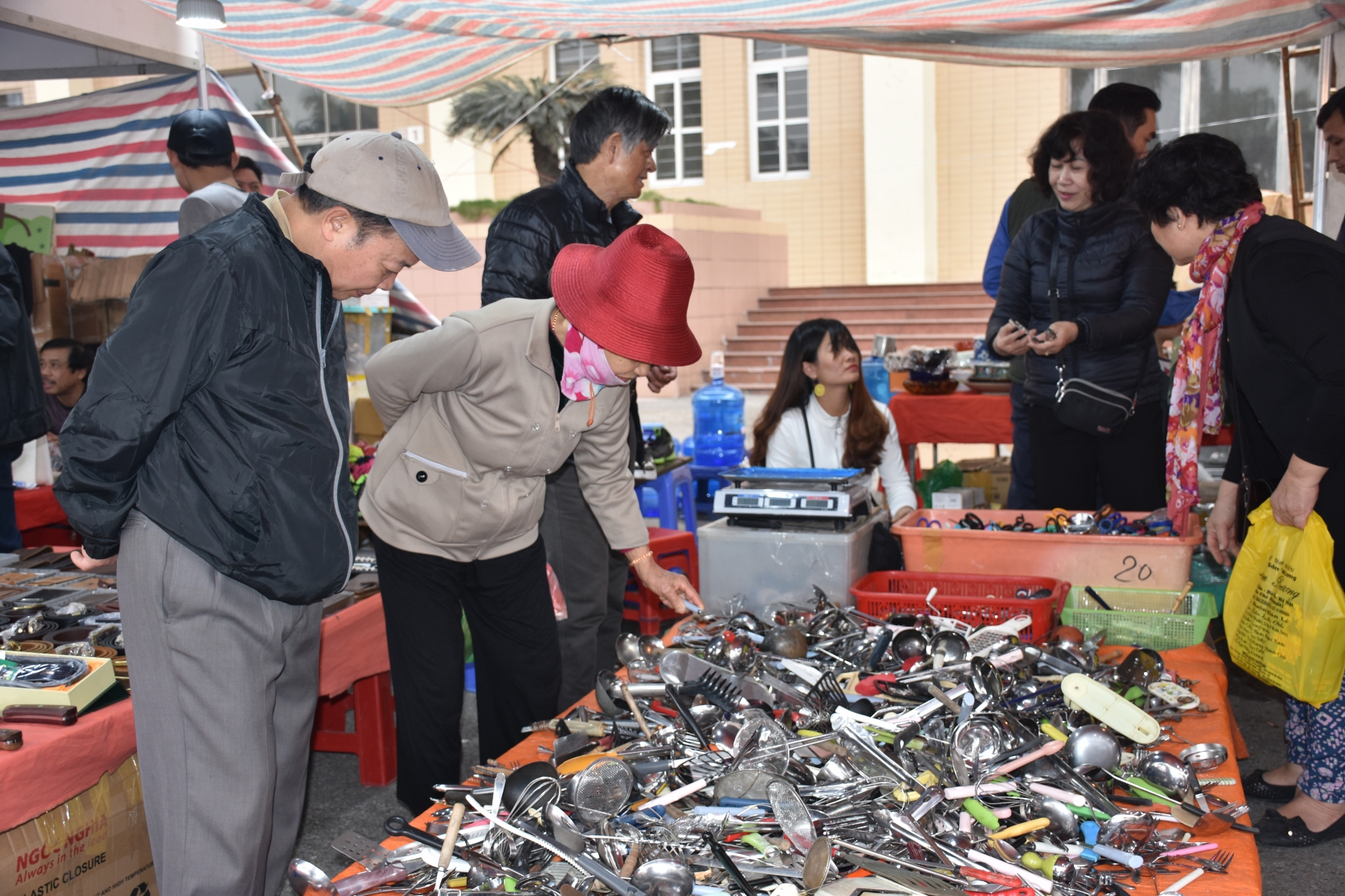 nguoi lao dong no nuc di hoi cho xuan rinh do dip tet