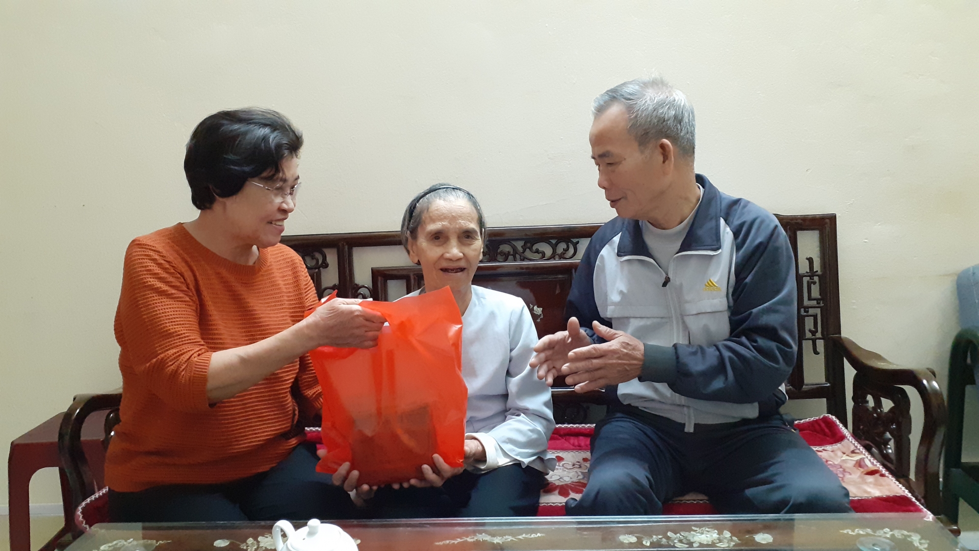 Những tấm bánh nghĩa tình gói bằng tình yêu thương và sự tri ân nhung tam banh chung goi bang tinh yeu thuong va su tri an